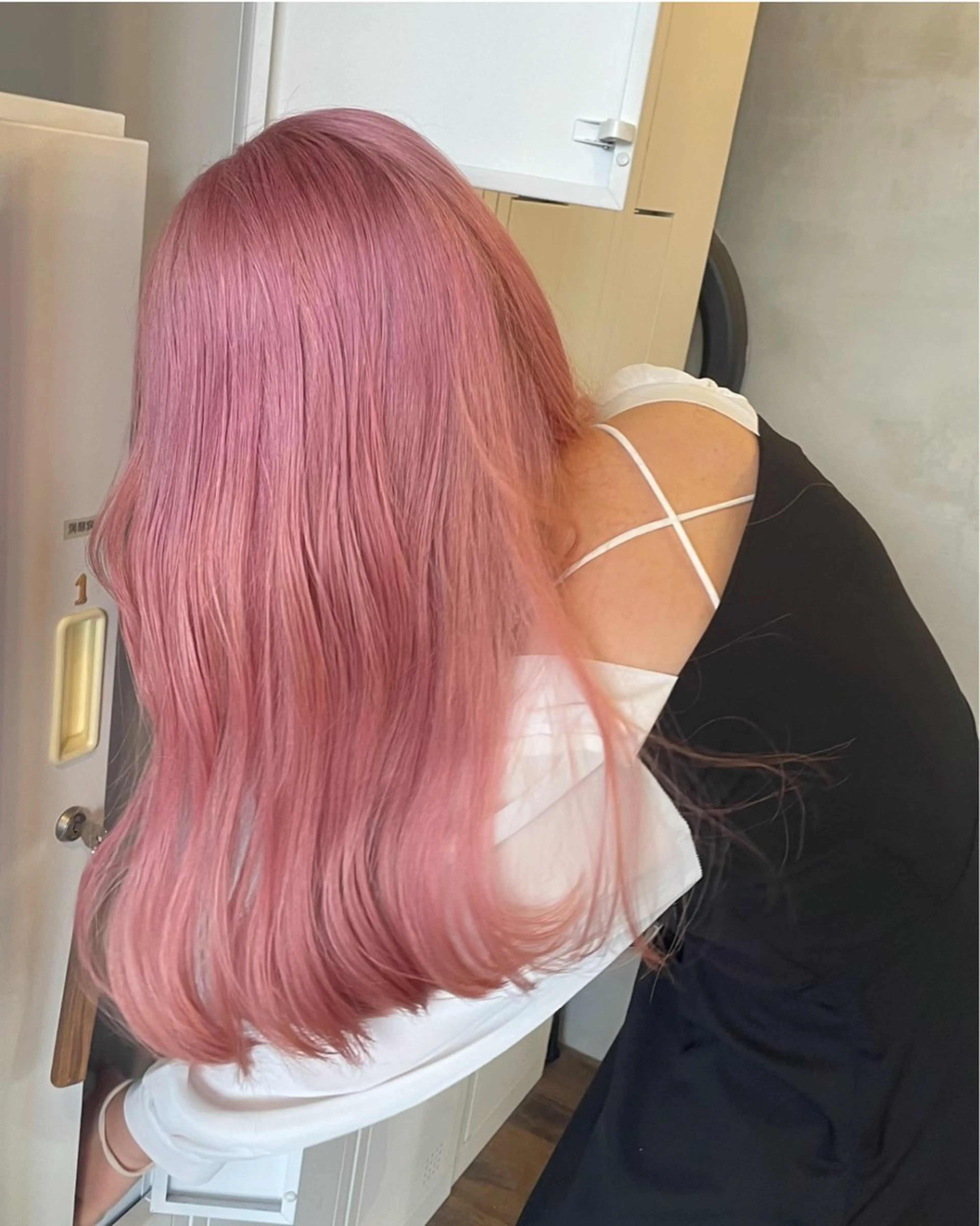 ロング カラー 赤みなしオリーブ ハイトーン×レイヤーのヘアスタイル