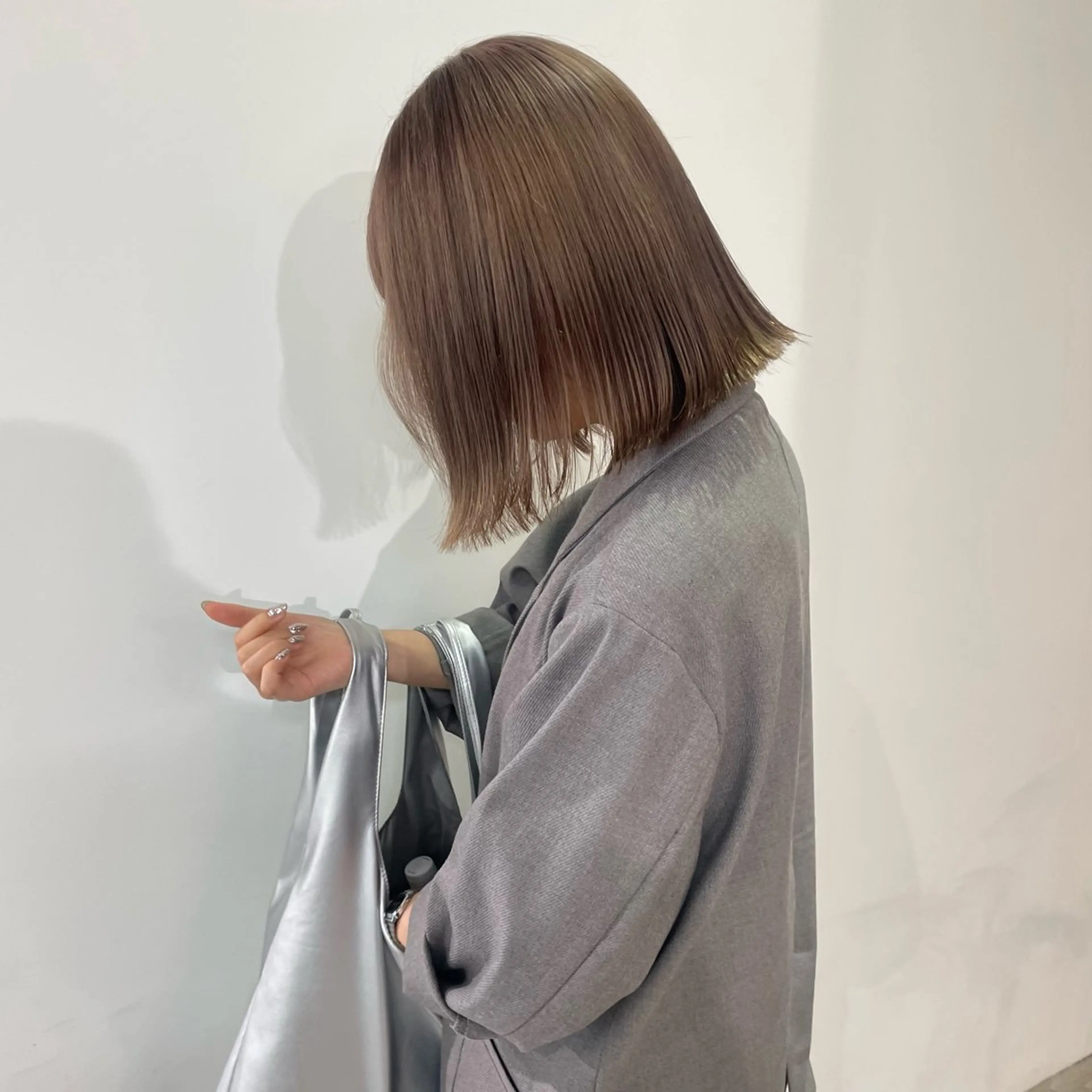 ショート カラー ブリーチ 透明感カラー 顔まわりレイヤー 顔周りカット レイヤーカット nonoka オリーブ/レイヤーのヘアスタイル