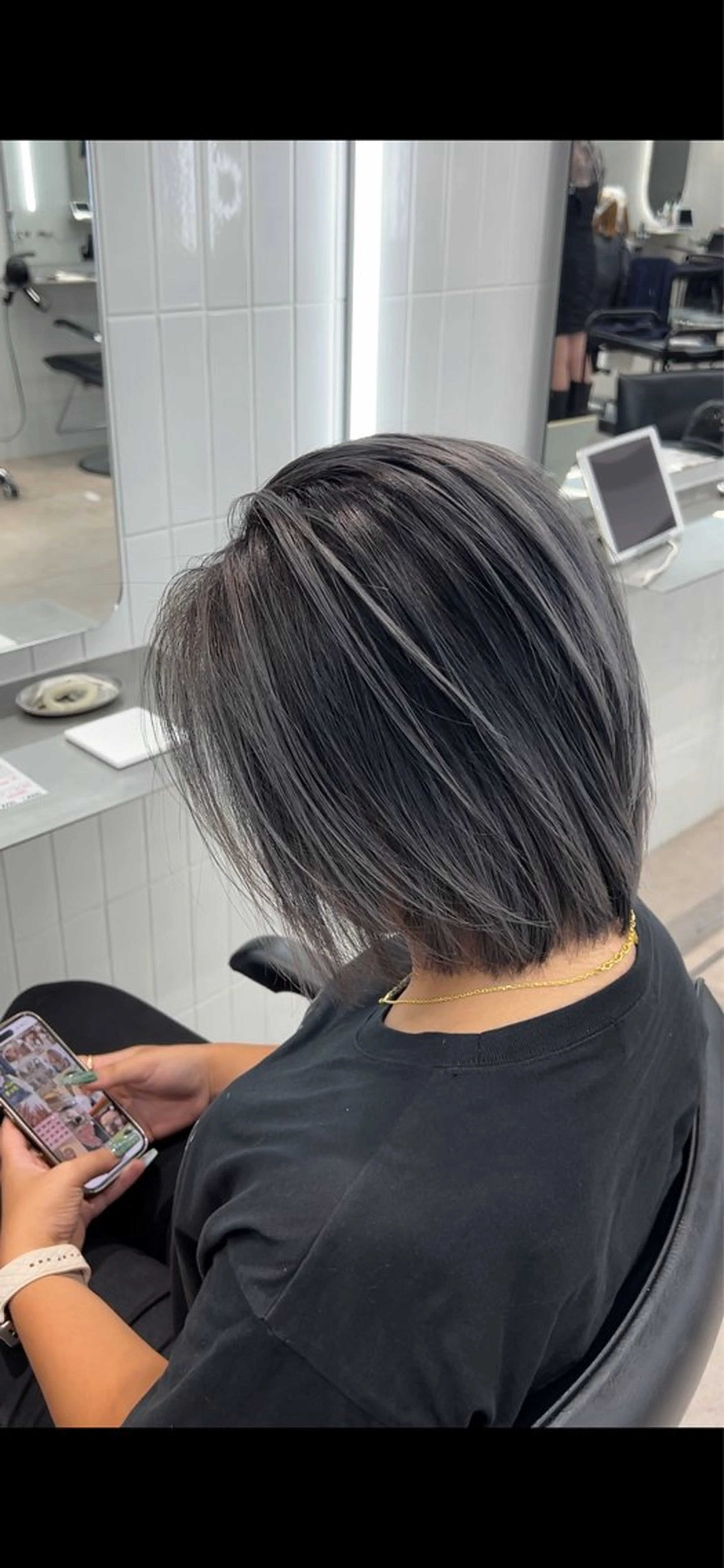 ミディアム カラー バレイヤージュ 黒髪 ブルーカラー ブルーブラック シルバー ヘアカラー トリートメント 表参道/ハイライト バレイヤージュのヘアスタイル