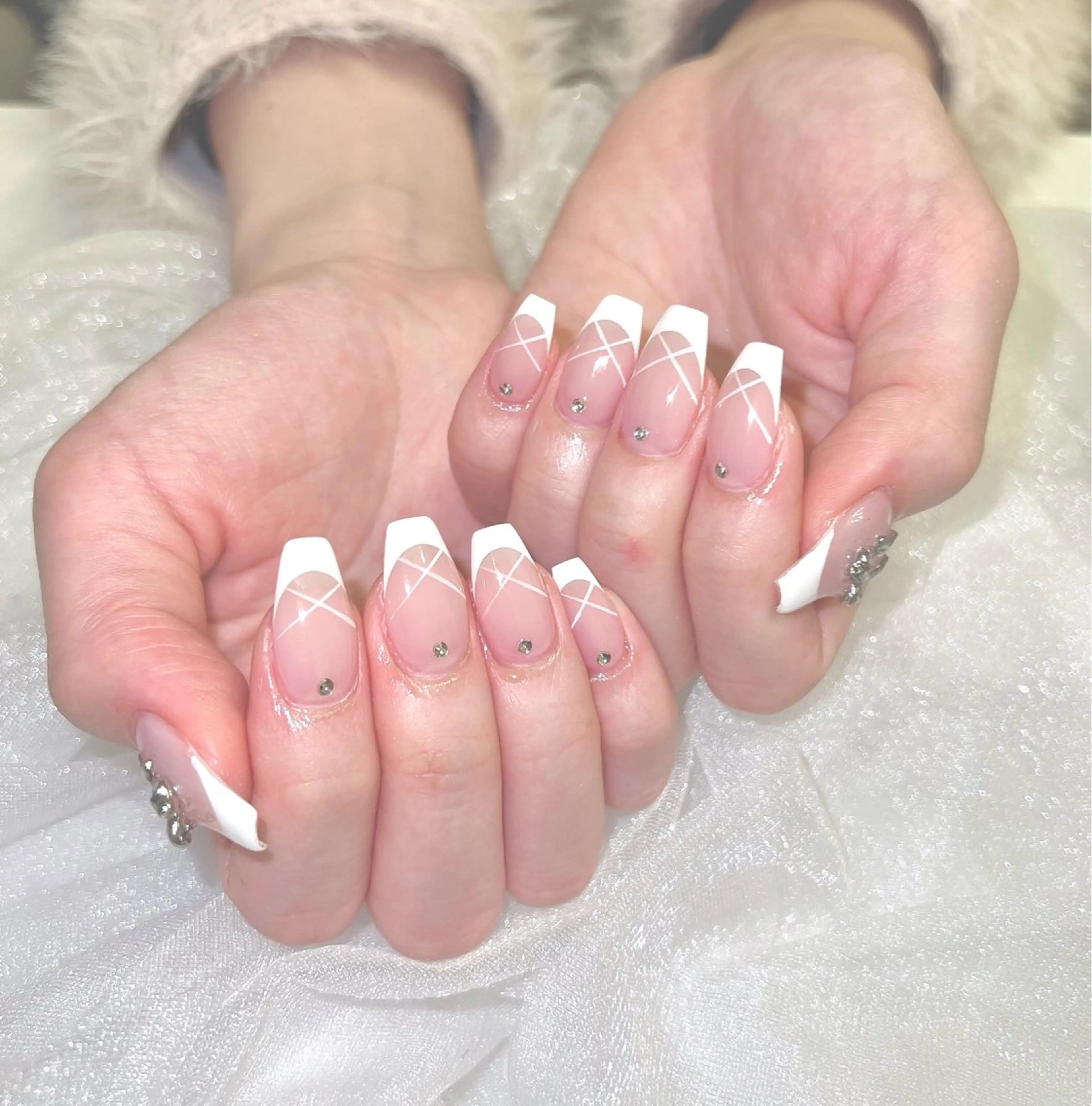 ネイル ハンドネイル ハンドケア ちゅるんネイル🪄 耳ツボジュエリー🔗のネイルデザイン