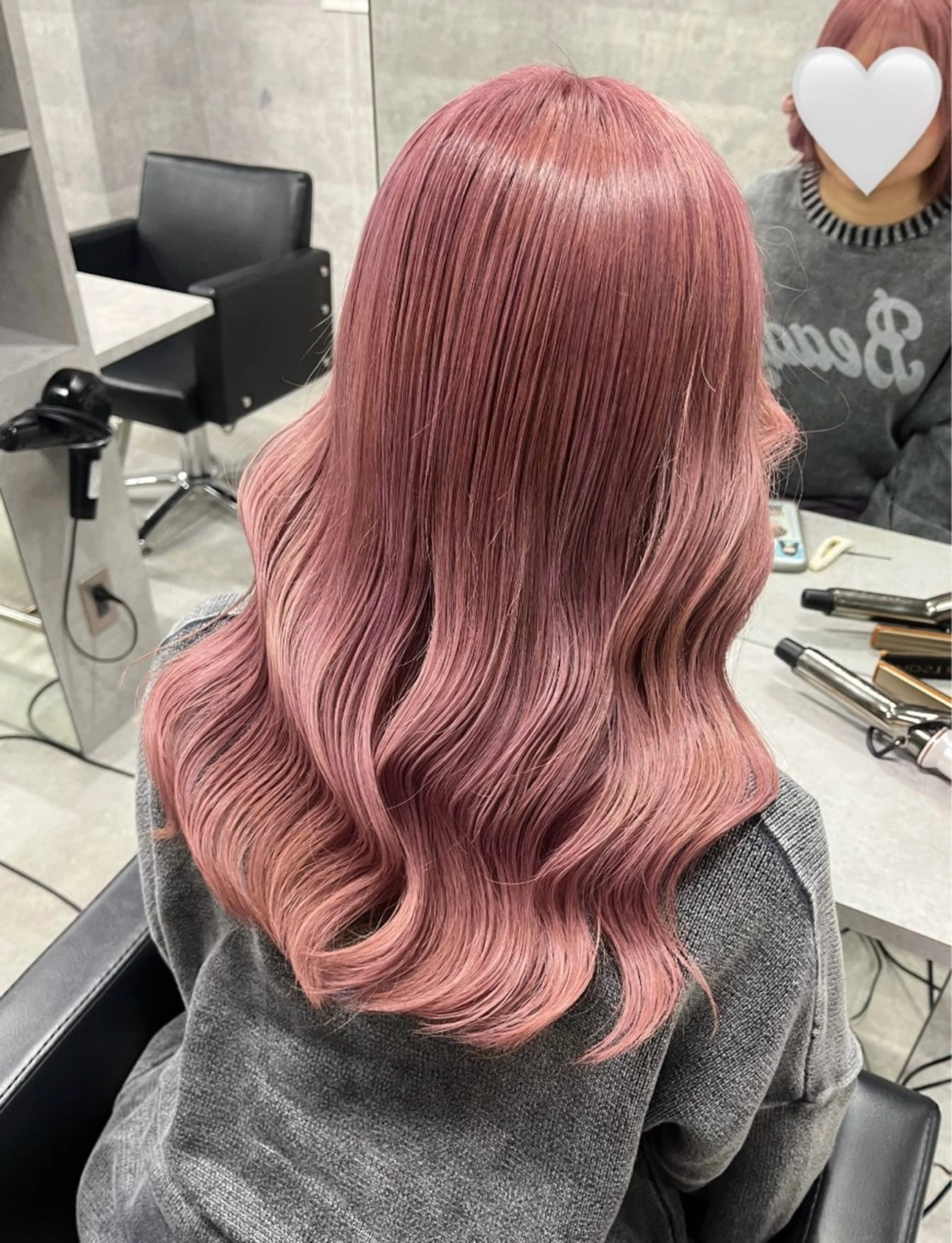 セミロング カラー HOHOMI （ほほみ）のヘアスタイル