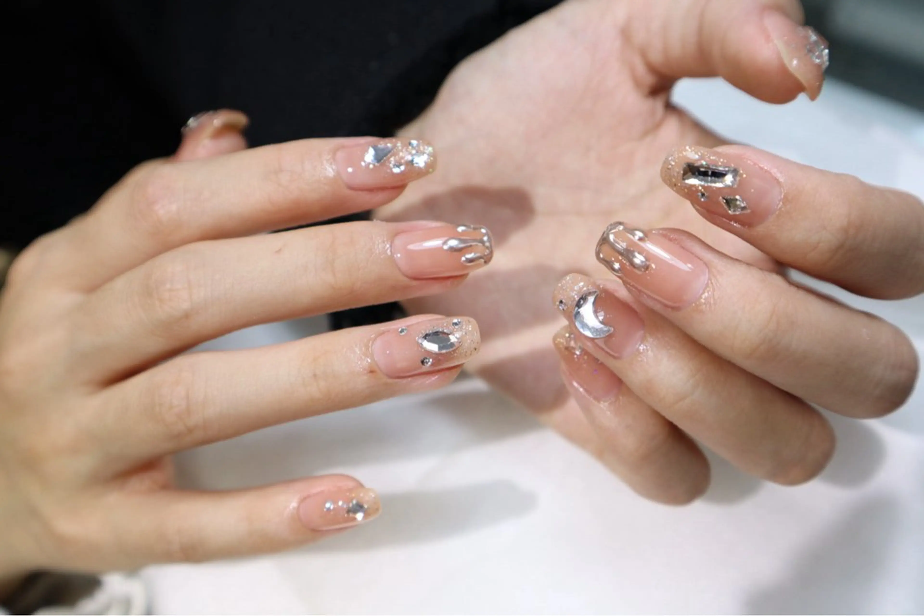 ［Design B］10本アート♡お持込みOK★ビジュー、埋め尽くしネイル6本までの写真