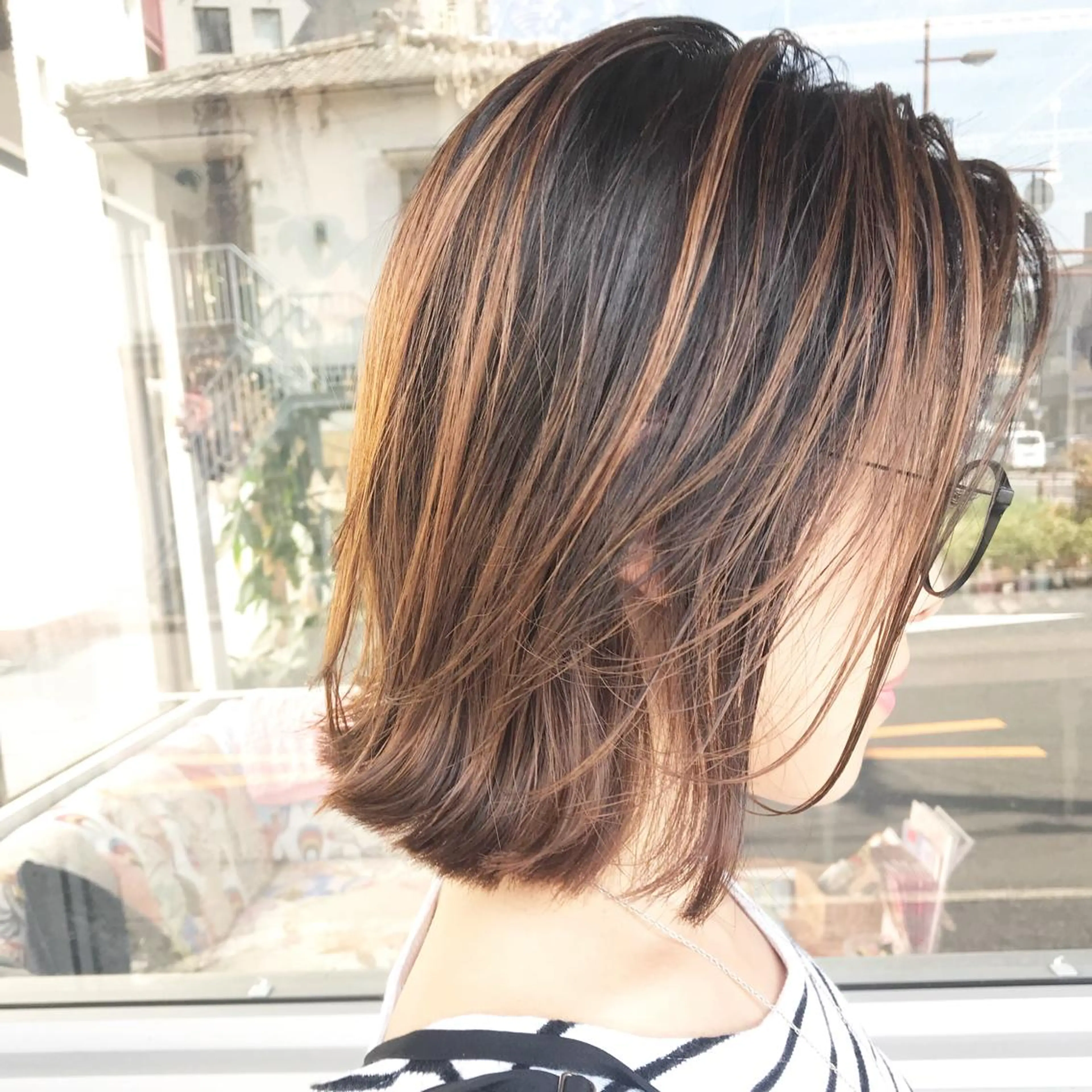 ミディアム カラー ヘアアレンジ お団子ヘア 切りっぱなしボブ バレイヤージュ ブリーチ グラデーションカラー Mariana/ 鶴原-ハイライトのヘアスタイル