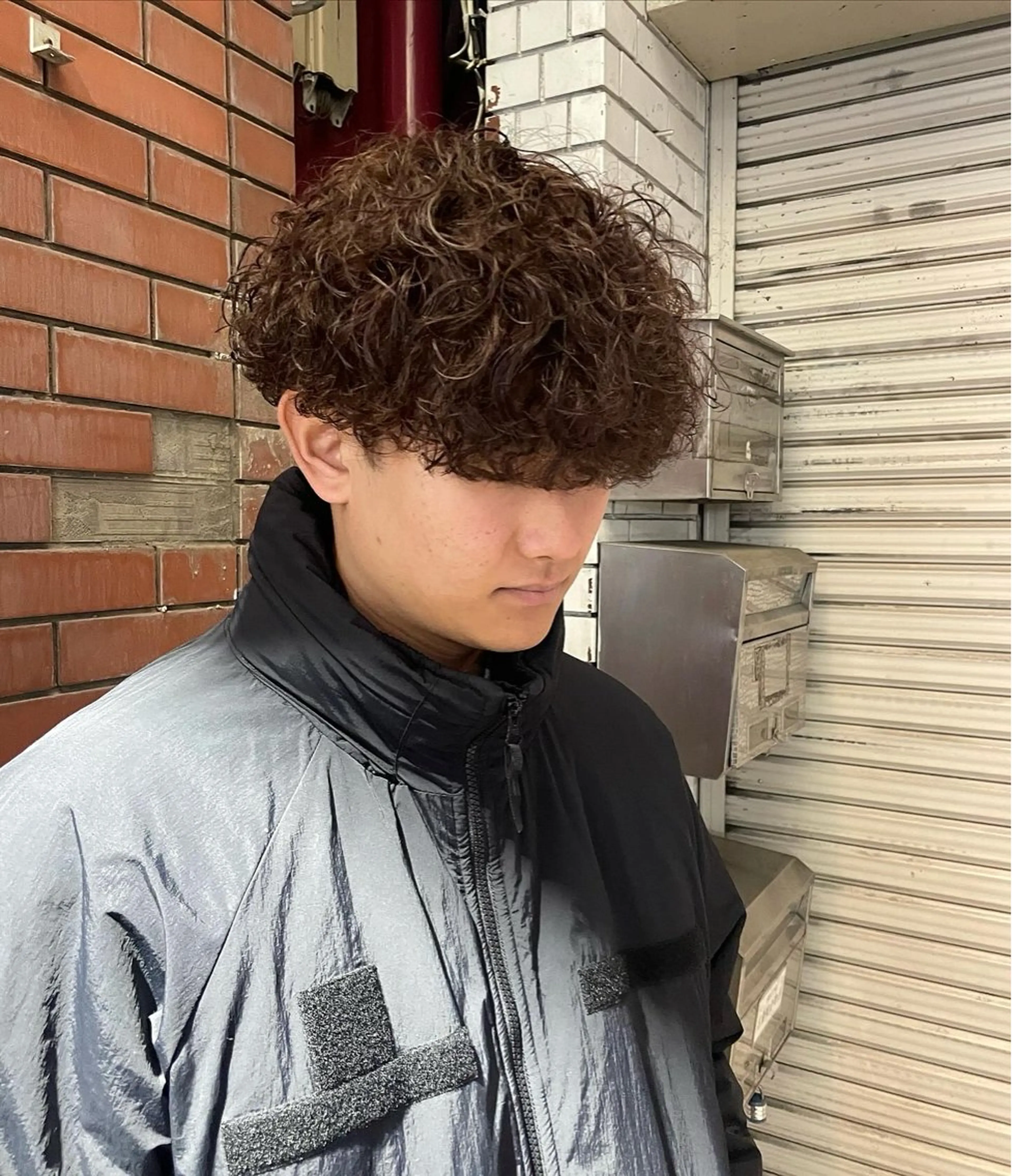 ミディアム カラー パーマ メンズ ミディアムパーマ メンズパーマ プードルパーマ ブラウンカラー ナチュラルブラウン カット パーマ 【柏メンズパーマ職人 】店長　KAZUMAのヘアスタイル