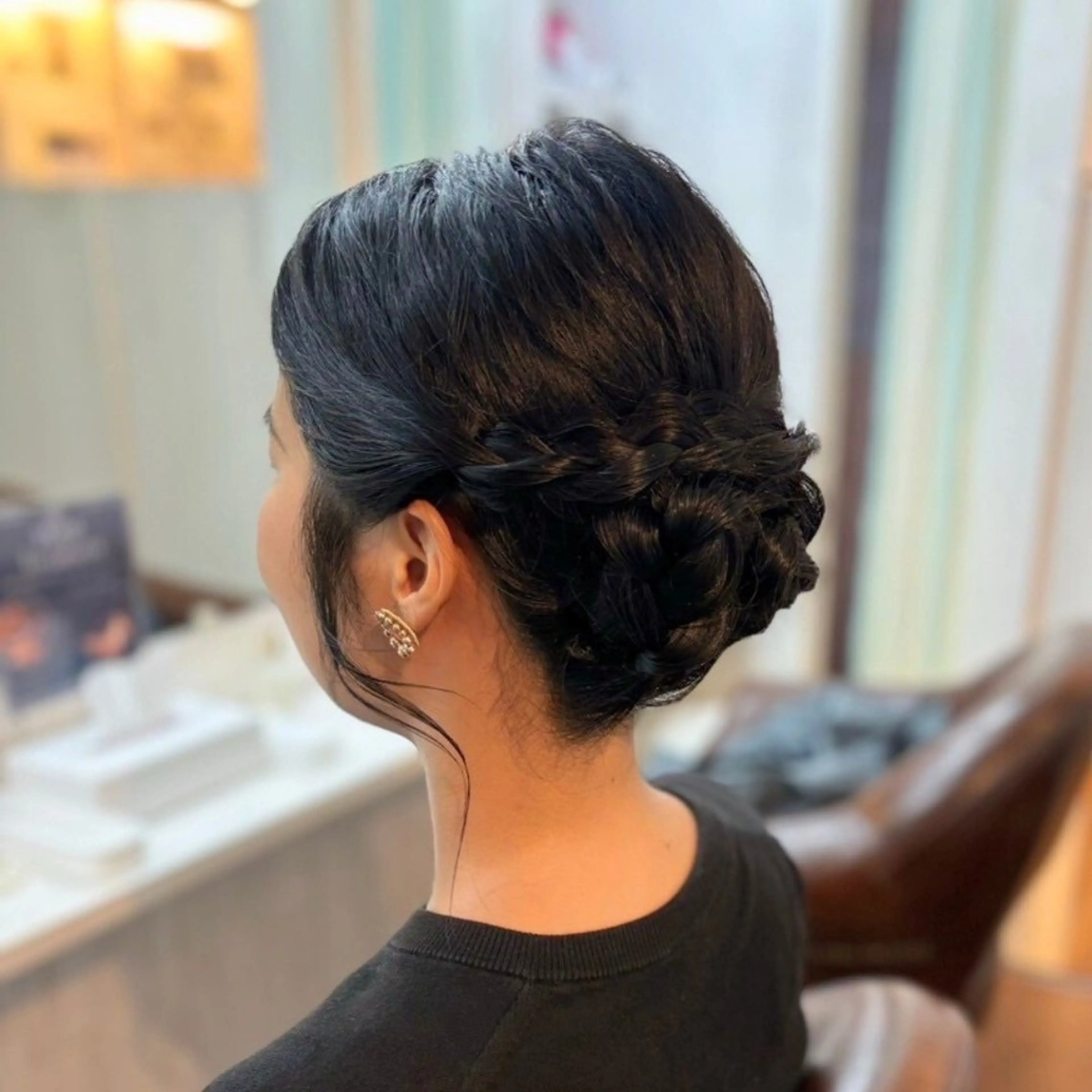 ミディアム ヘアアレンジ お団子ヘア elua kanekoの眉毛・アイブロウイメージ