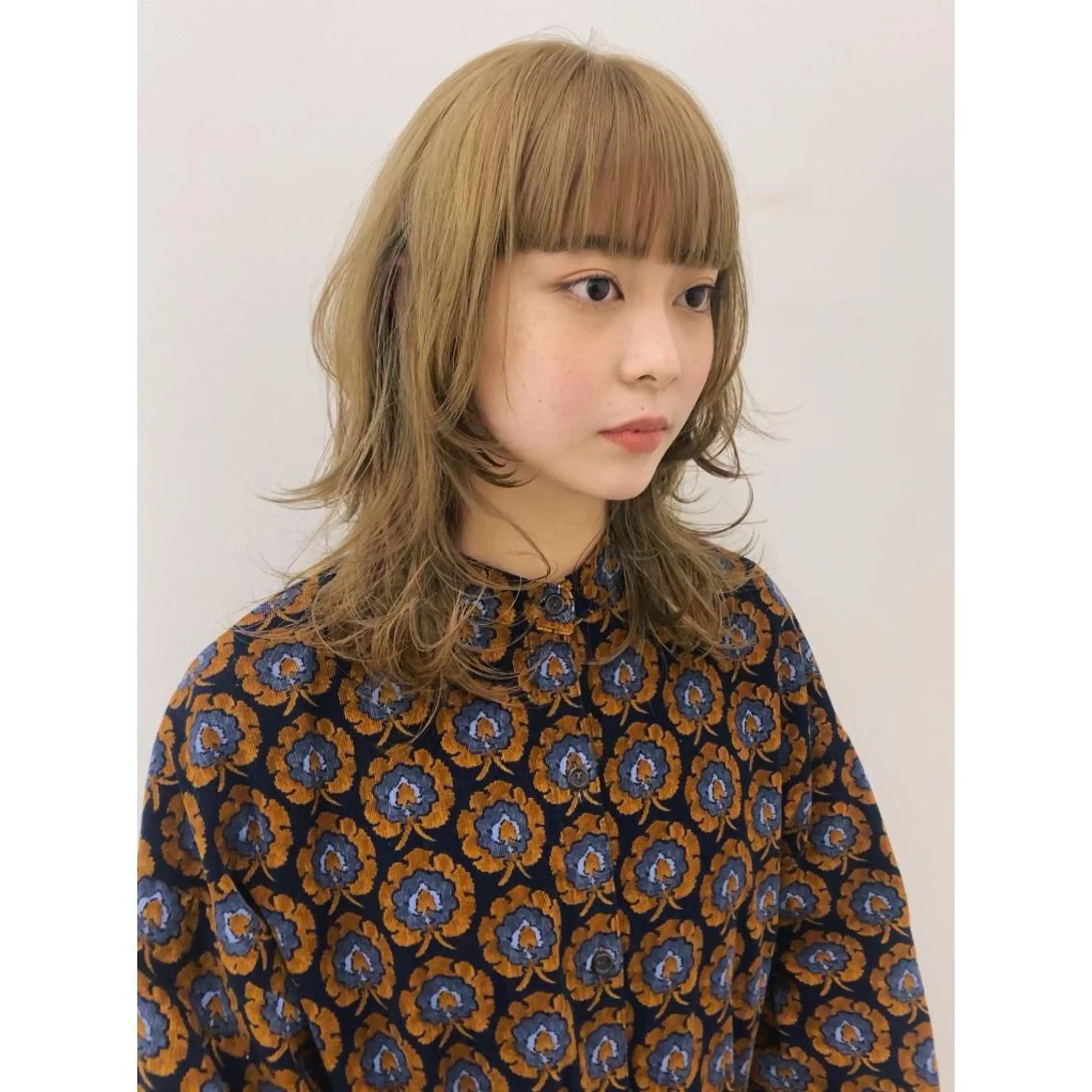 ミディアム カラー ベージュカラー オリーブベージュ レイヤーカット 大石 沙季のヘアスタイル