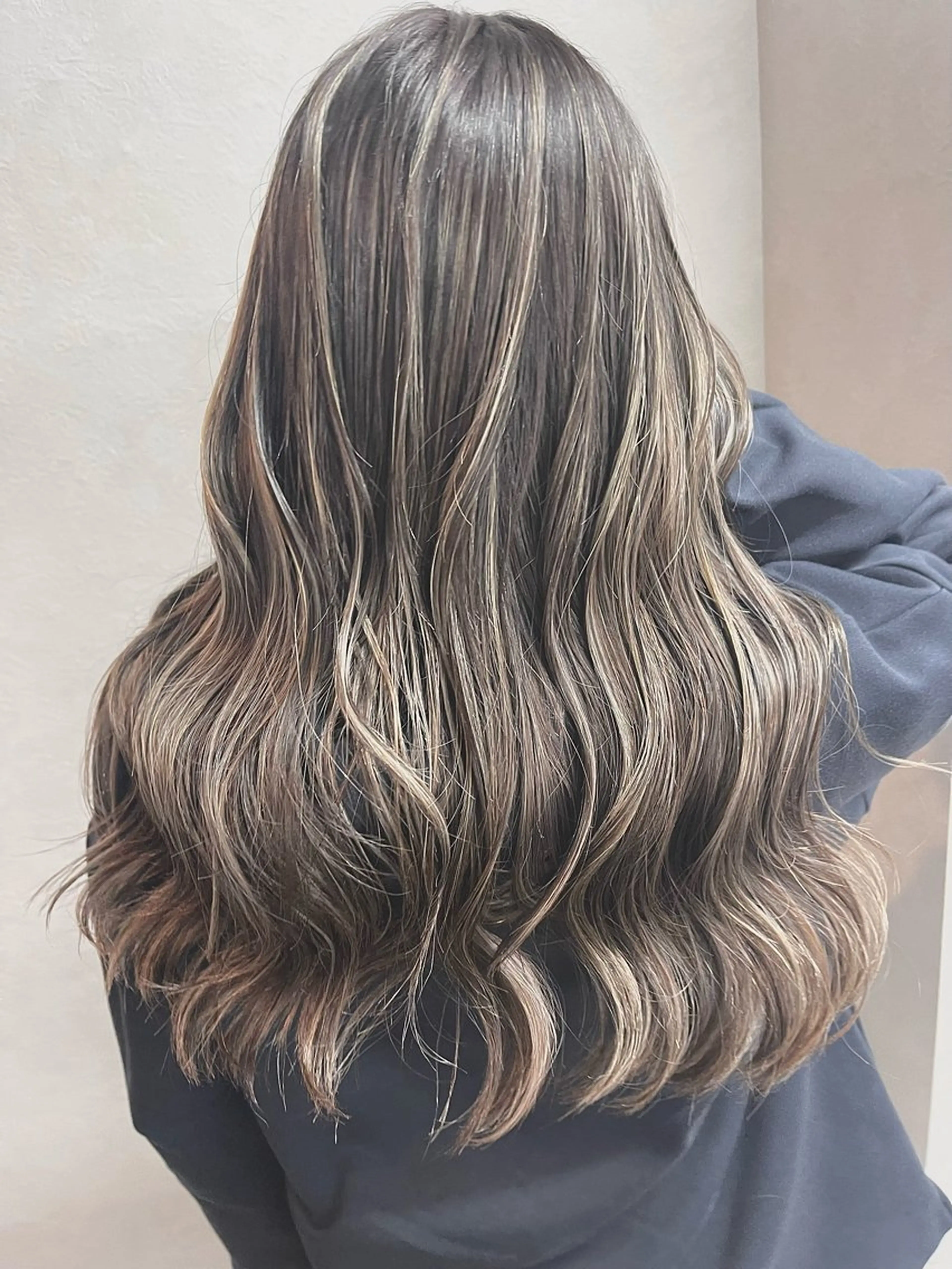 ロング ハイライト 井上 彩加のヘアスタイル