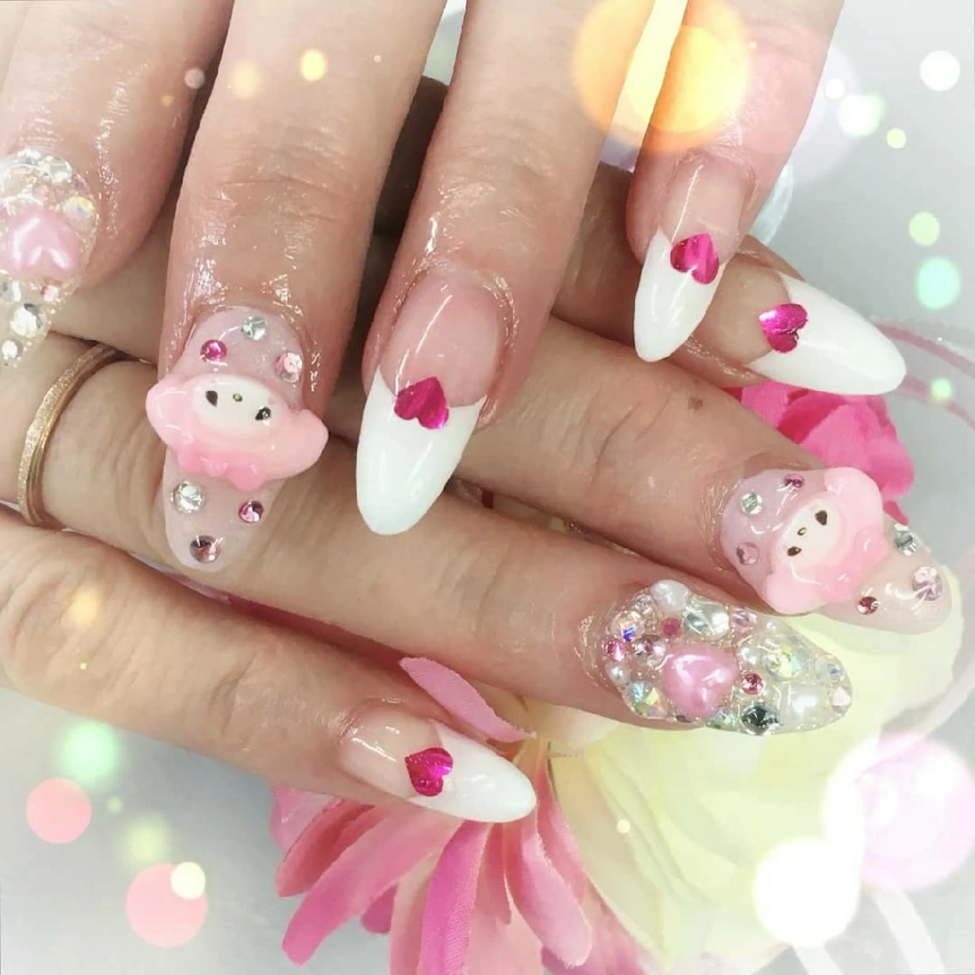 ネイル フレンチネイル ハート ストーンネイル トミーワイネイル所属・トミー ワイのネイルデザイン