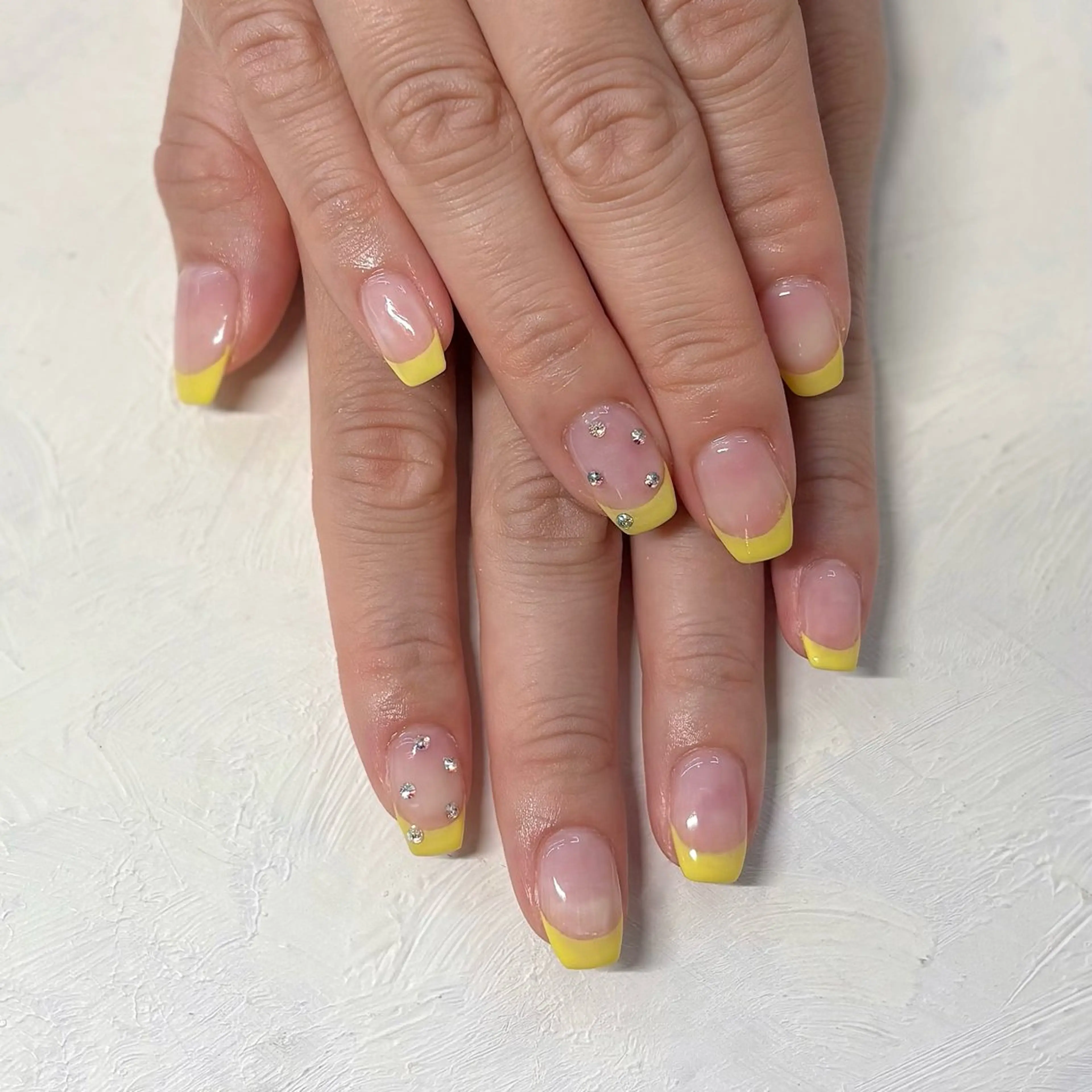 ネイル フレンチネイル ストーンネイル 黄色 羽兼 楓夏の眉毛・アイブロウイメージ