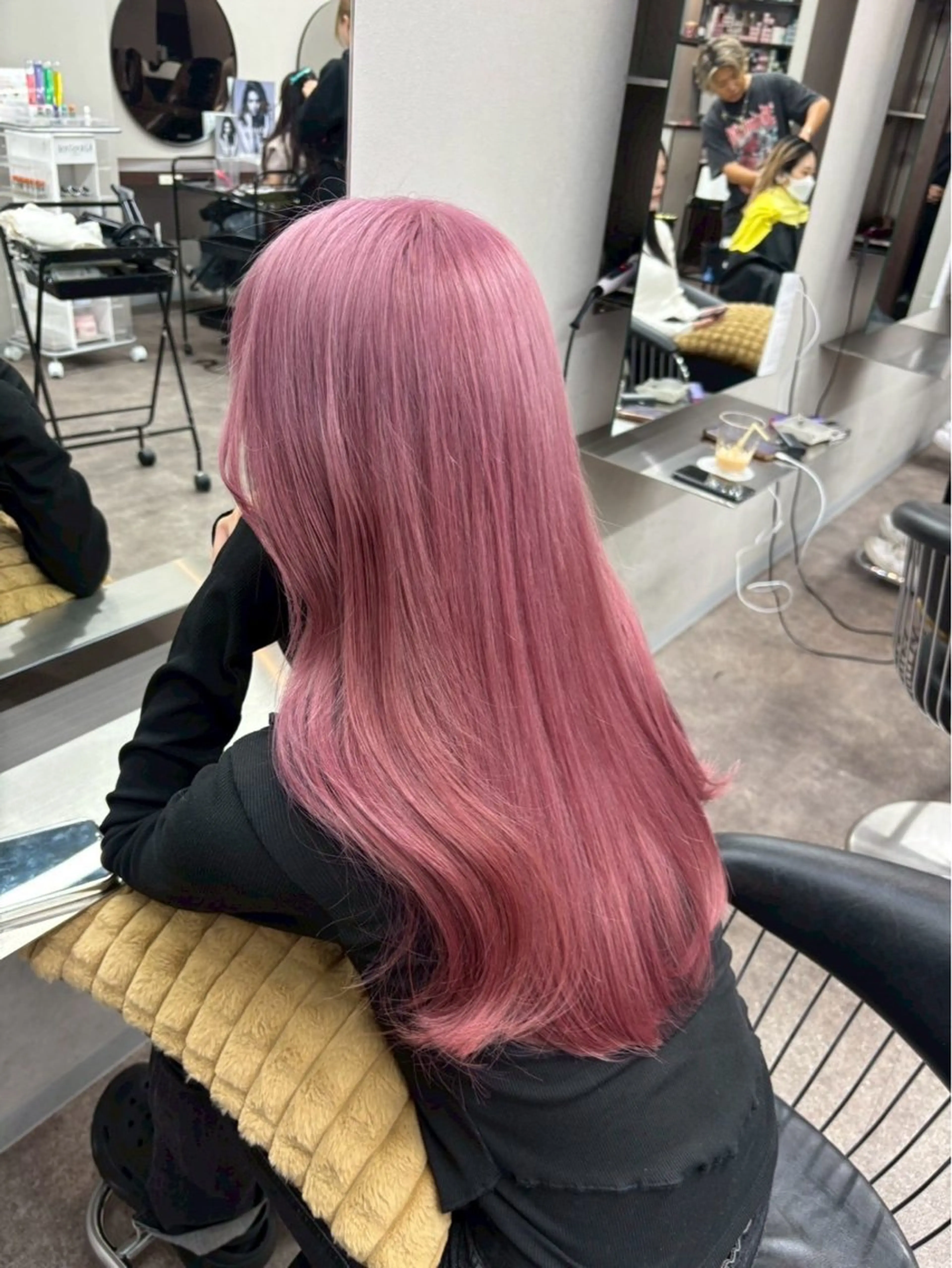 ロング ヘアカラー かのブリーチカラー 🎧⛓️🩶のヘアスタイル