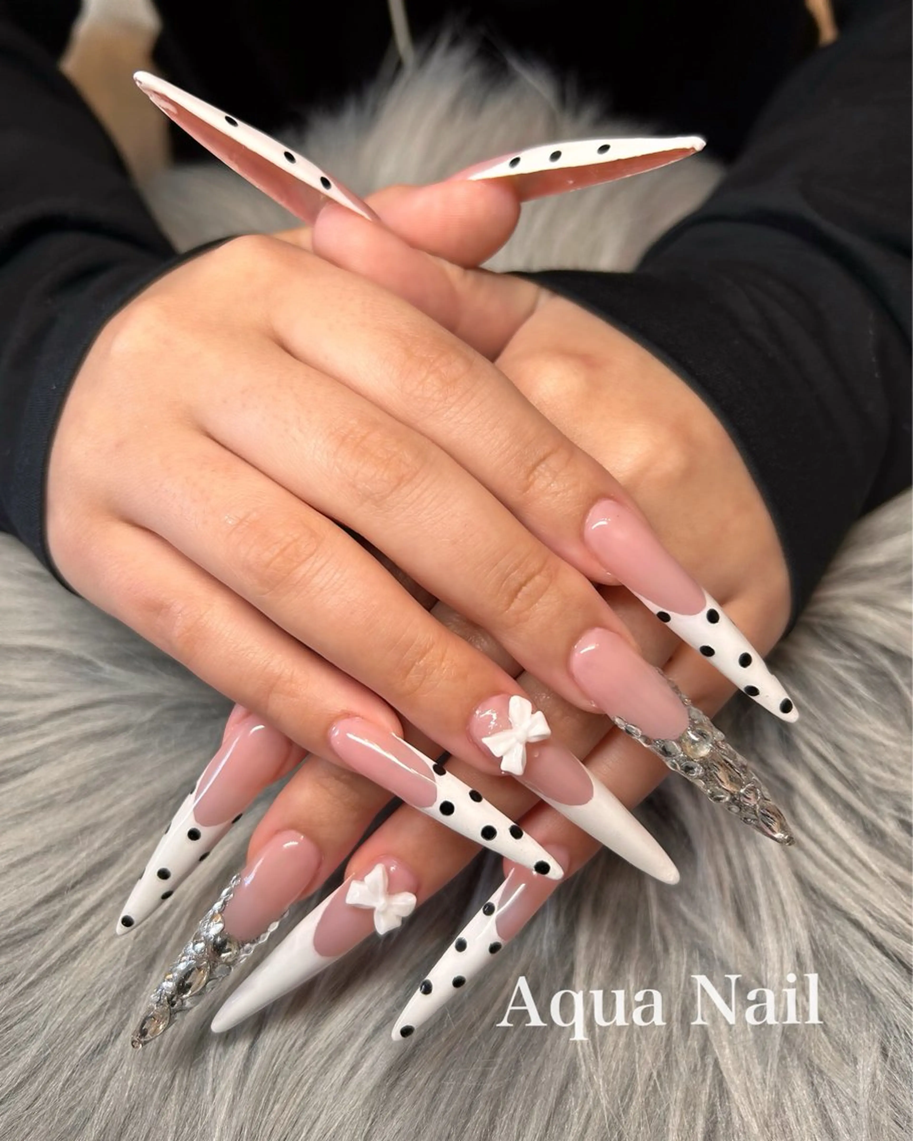 ネイル ドット 長さ出し フレンチネイル キラキラネイル ロングネイル ハンドネイル AQUA NAILのネイルデザイン