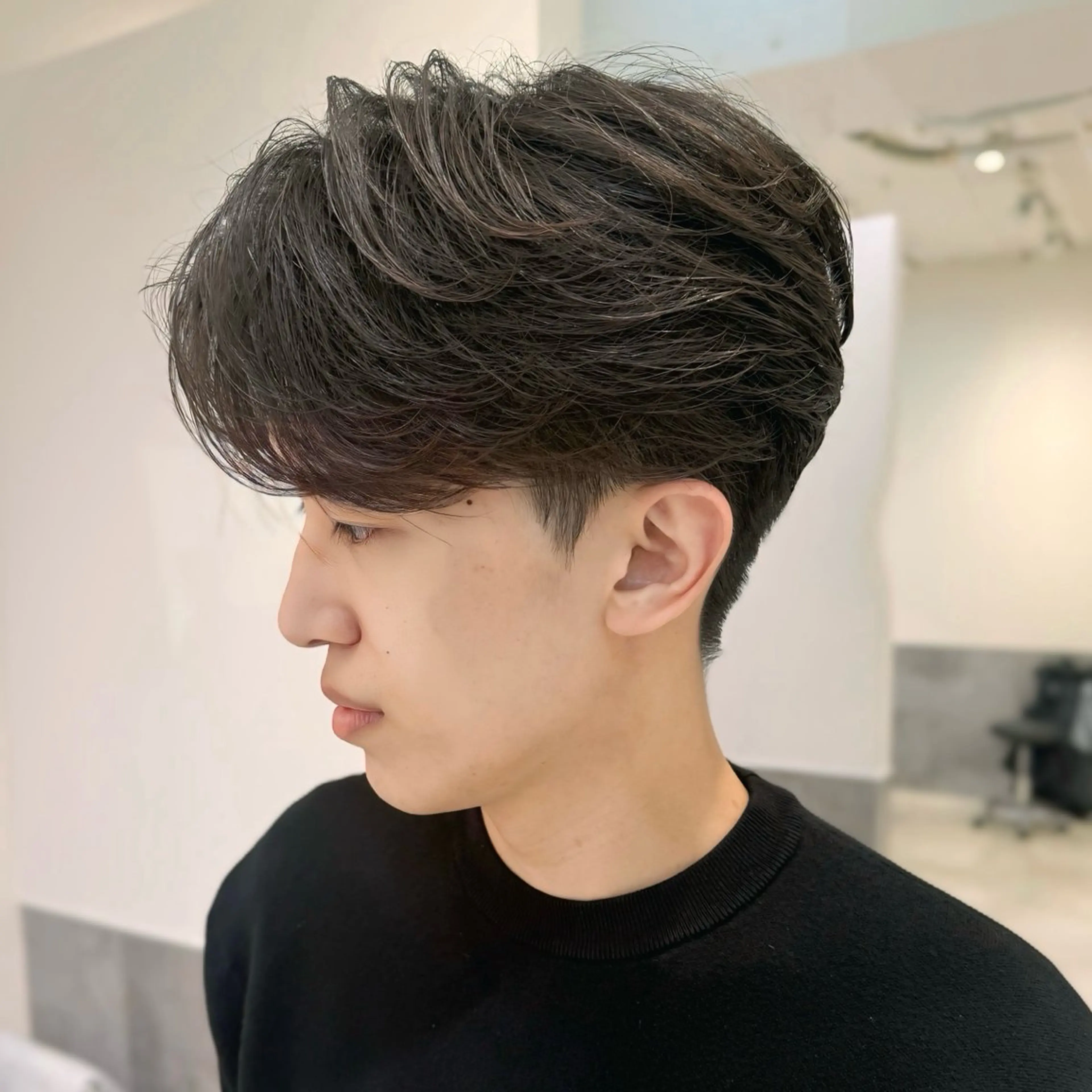 メンズ センターパート ダウンパーマ フェザーパーマ メンズ韓国風 マッシュ カット トリートメント センターパート特化/ メンズカット/ヒロキのヘアスタイル