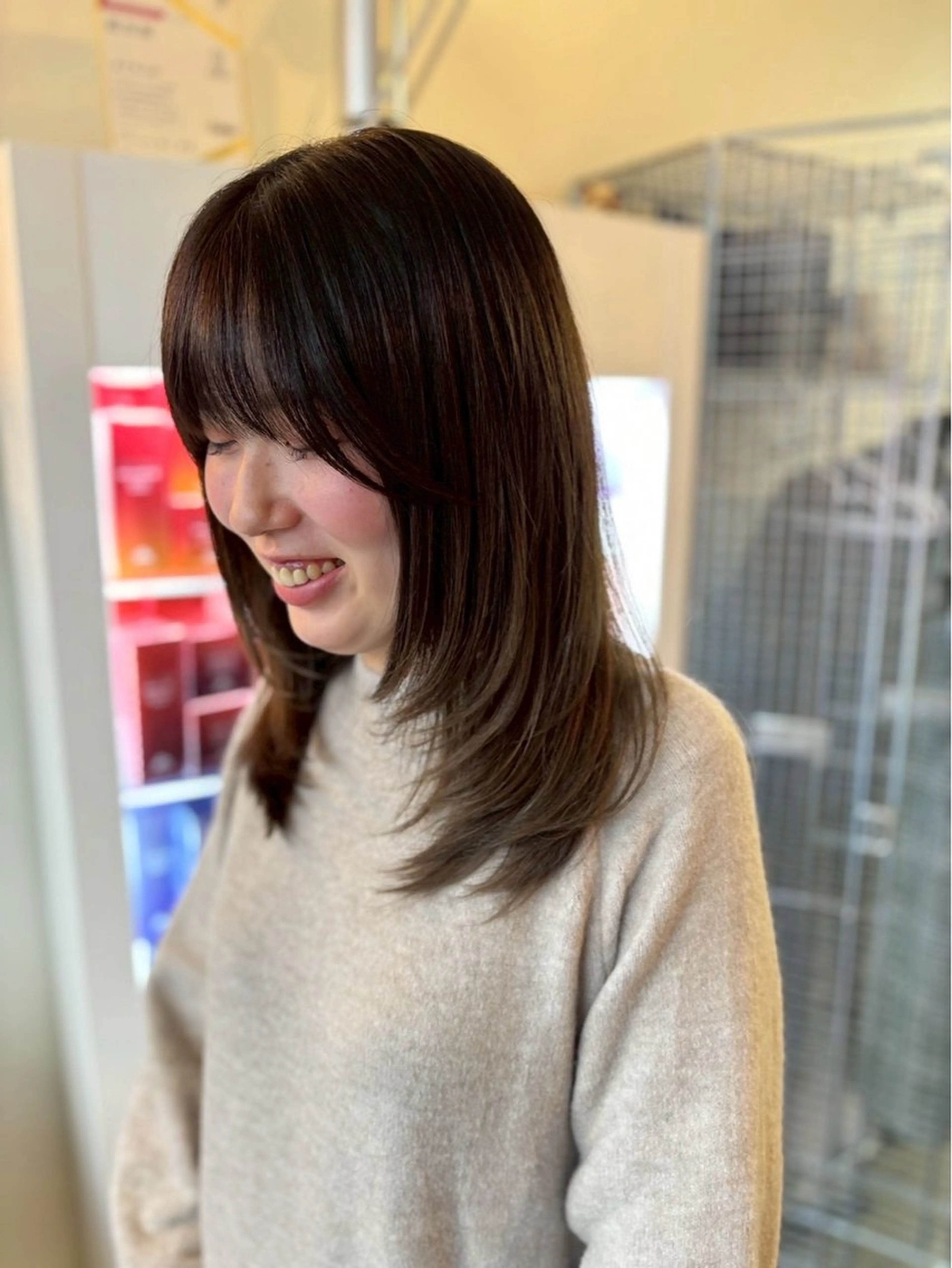 セミロング 井上 志麻のヘアスタイル