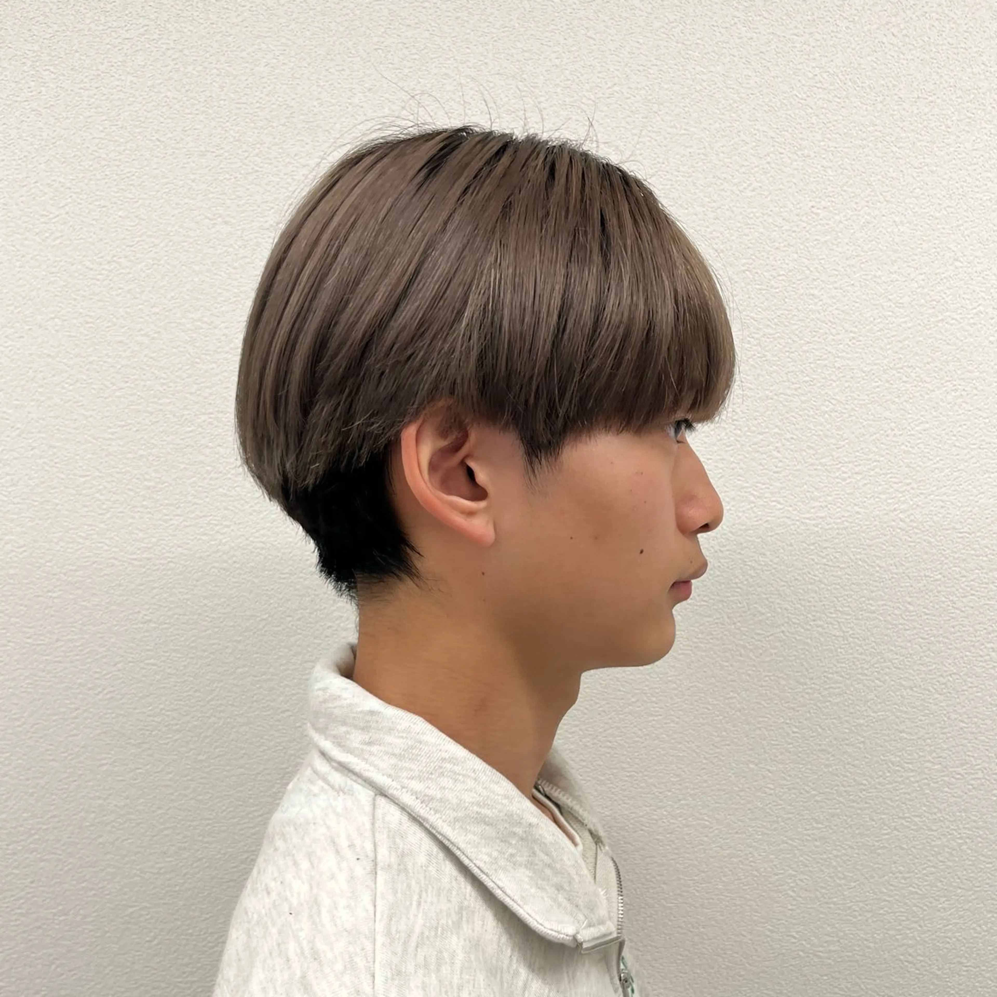 カラー メンズ メンズブリーチ メンズハイトーン メンズインナーカラー メンズ韓国風 ベージュカラー ヘアカラー トリートメント ケアブリーチ/ 髪質改善/上質艶髪のヘアスタイル