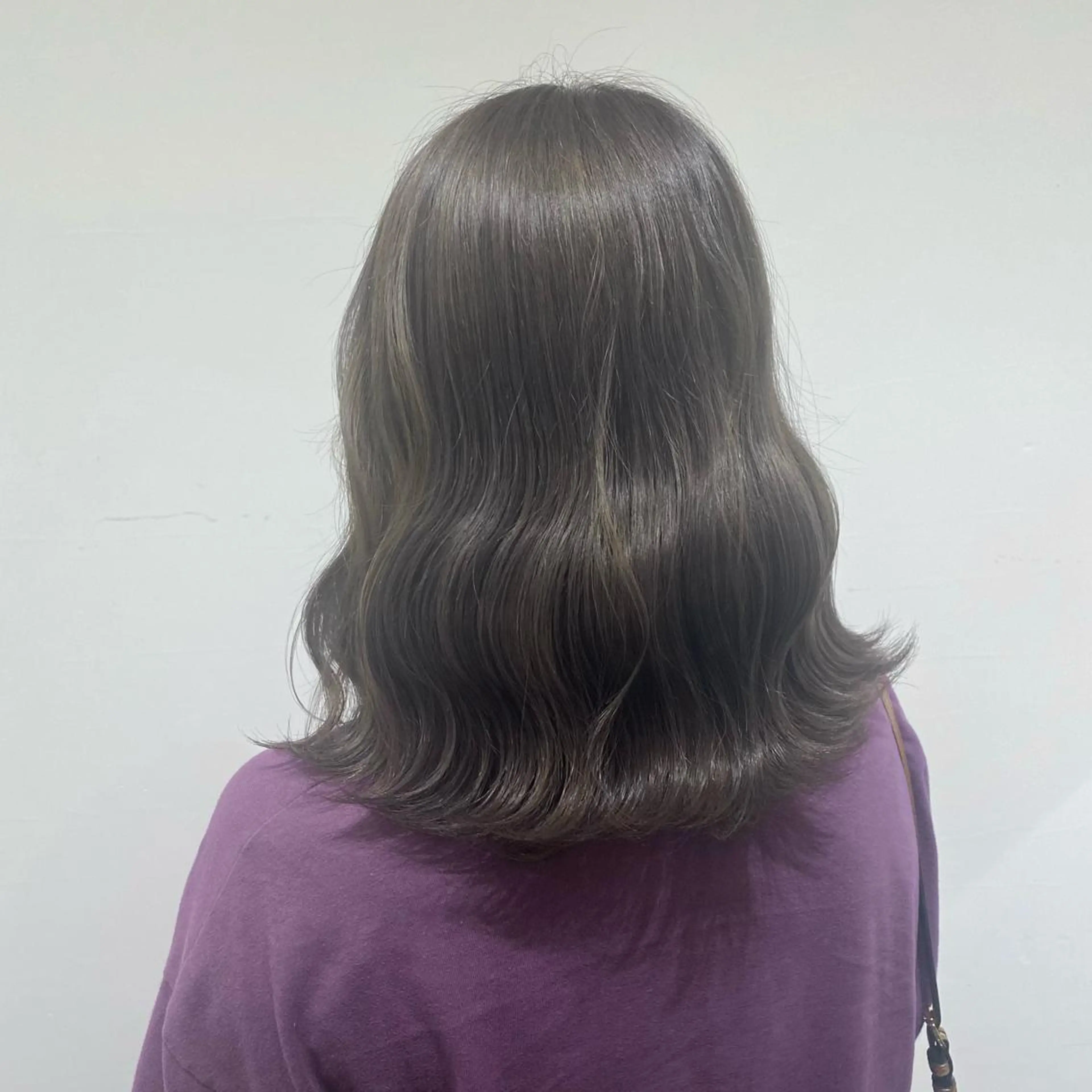 セミロング アッシュ アッシュグレー アッシュグレージュ ミストバング ハイライト ヘアカラー 韓国ヘア特化 💟 ララア 💟のヘアスタイル