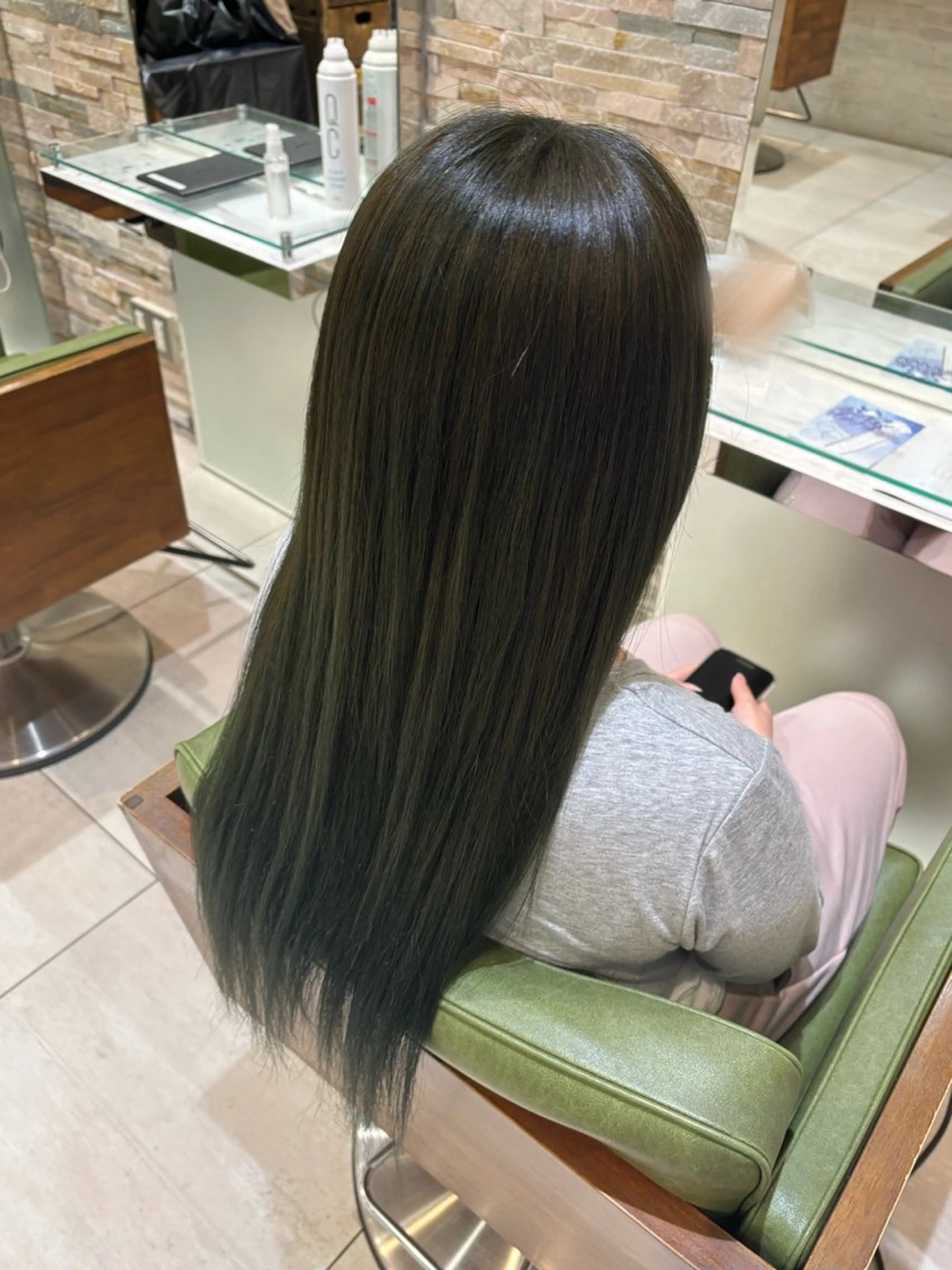 カラー 透明感カラー グレージュ オリーブグレージュ オリーブグレー ヘアカラー 関根 莉杏のヘアスタイル