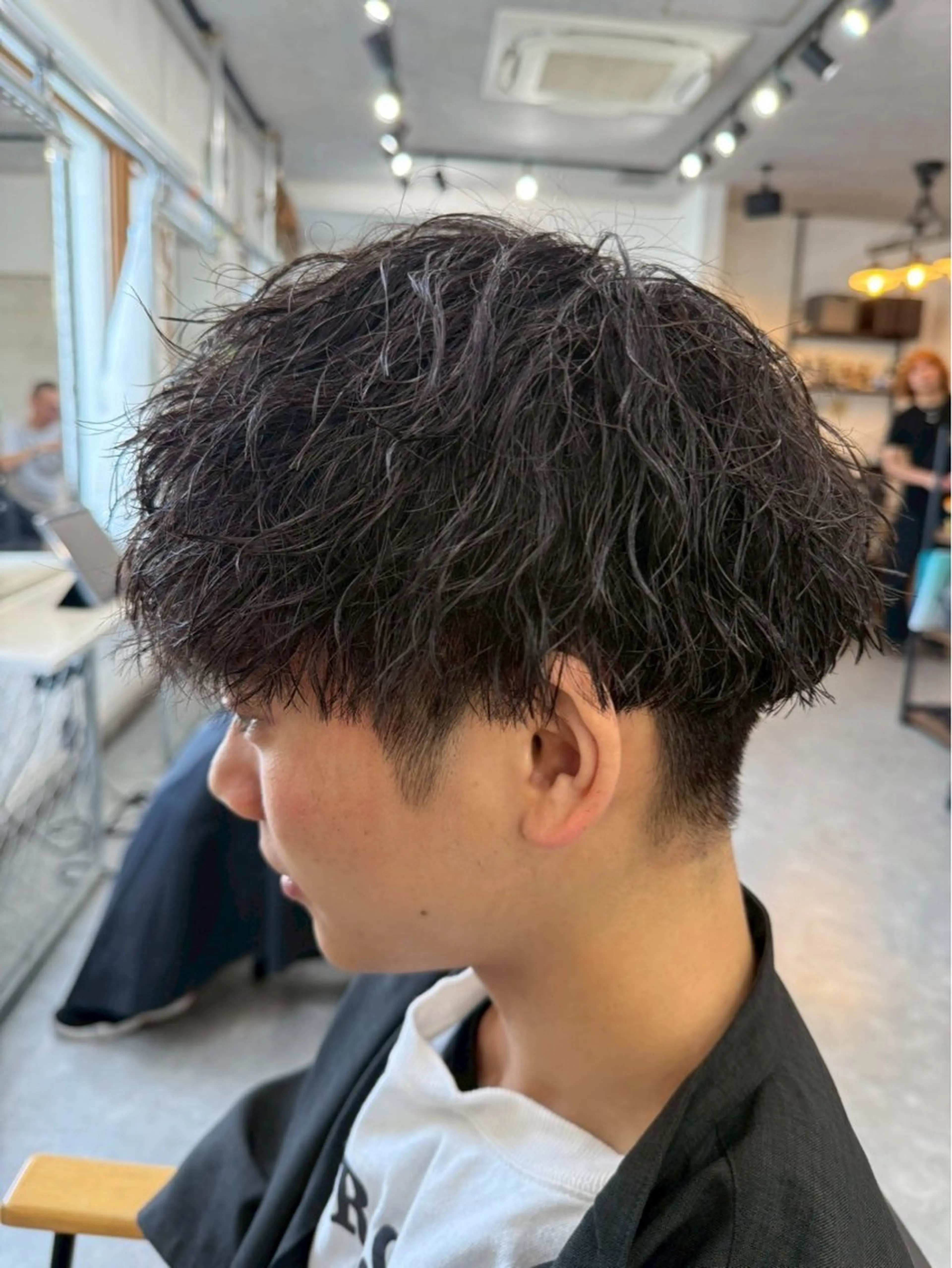 ショート パーマ メンズ センターパート フェードカット マッシュ メンズパーマ スペインカール 宮下 遼太のヘアスタイル