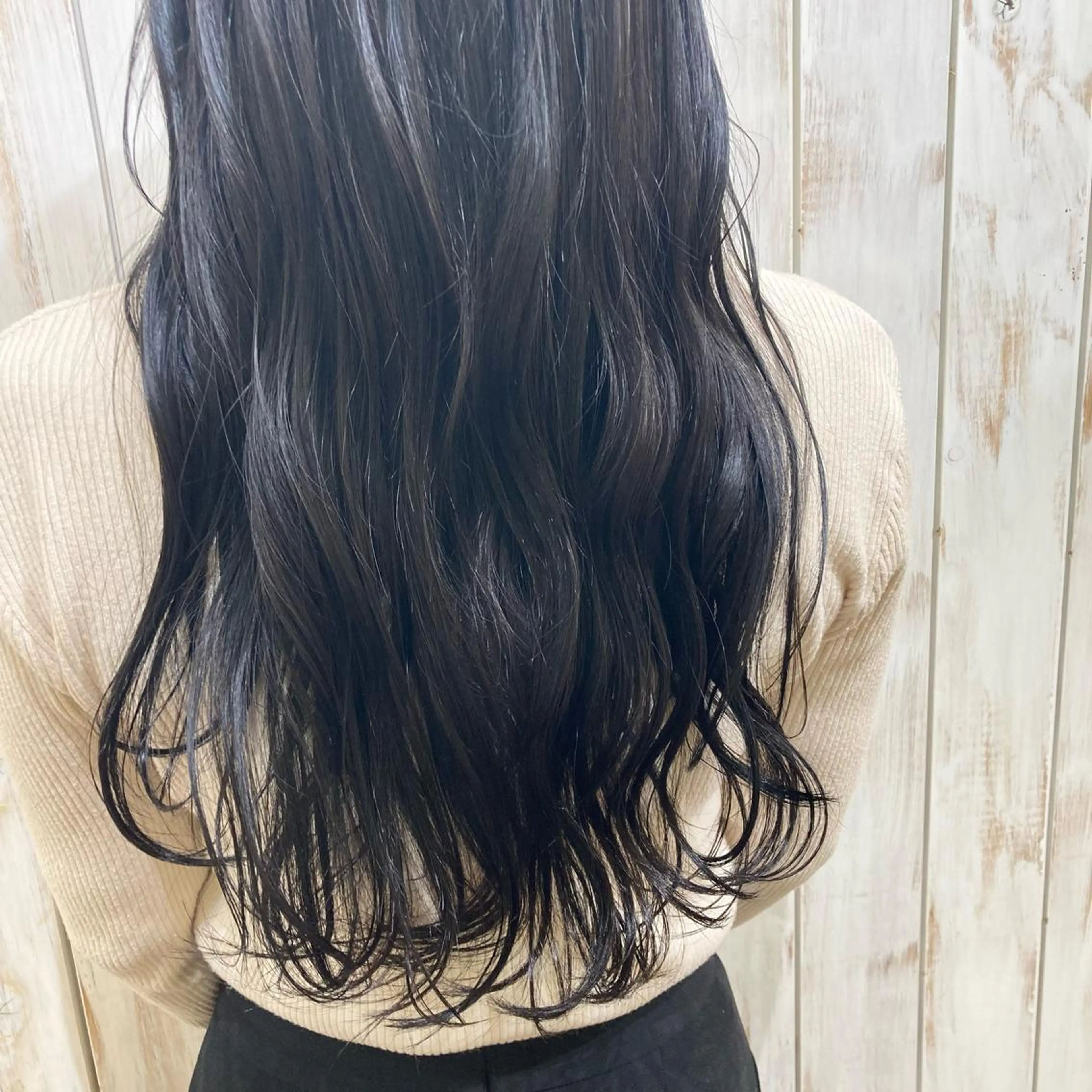 ロング カラー 黒髪 ブルーカラー ブルーブラック 片柳 美友季のヘアスタイル