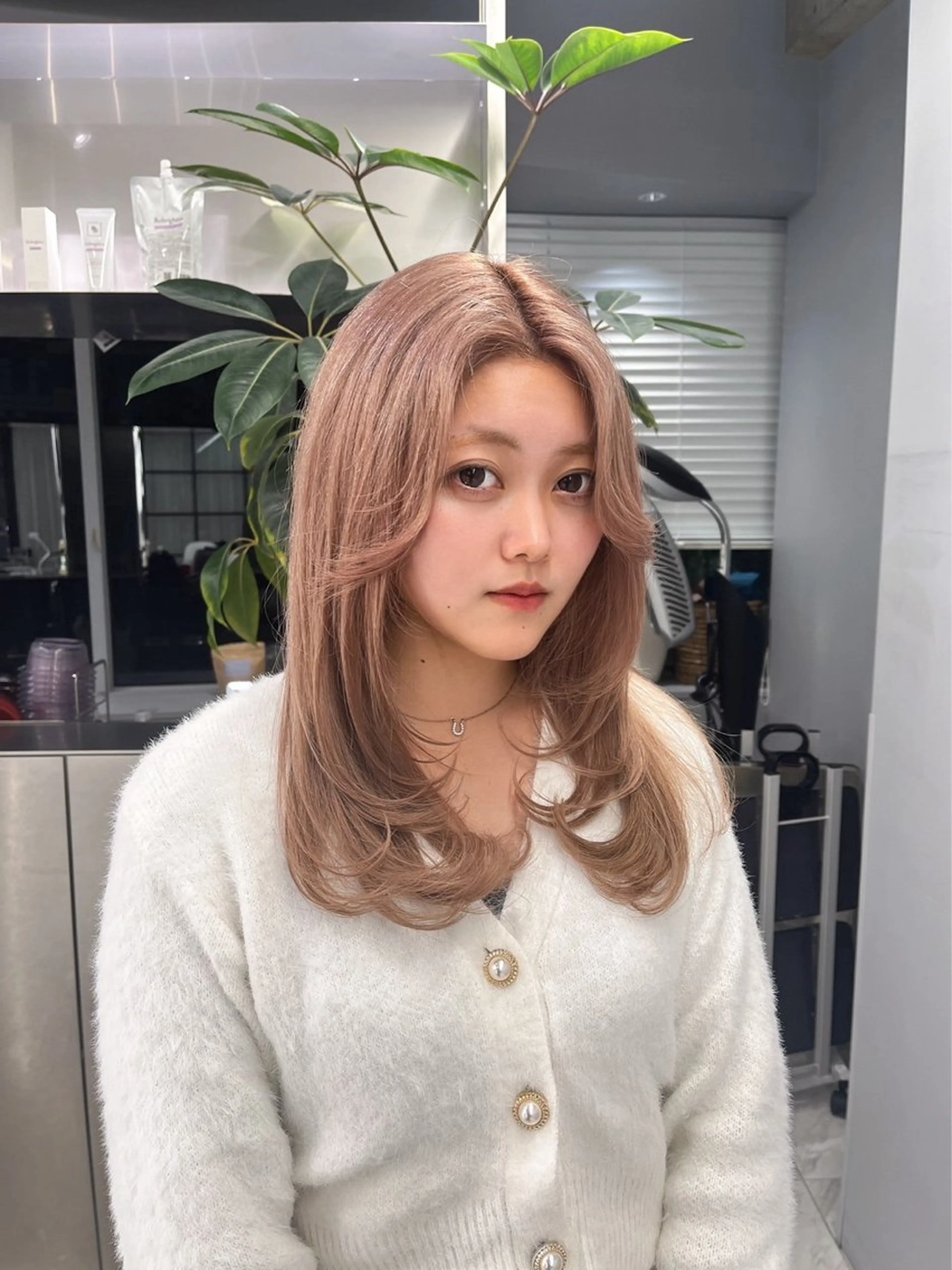セミロング カラー ピンクカラー 菜々🫧新宿 透明感ケアブリーチのヘアスタイル