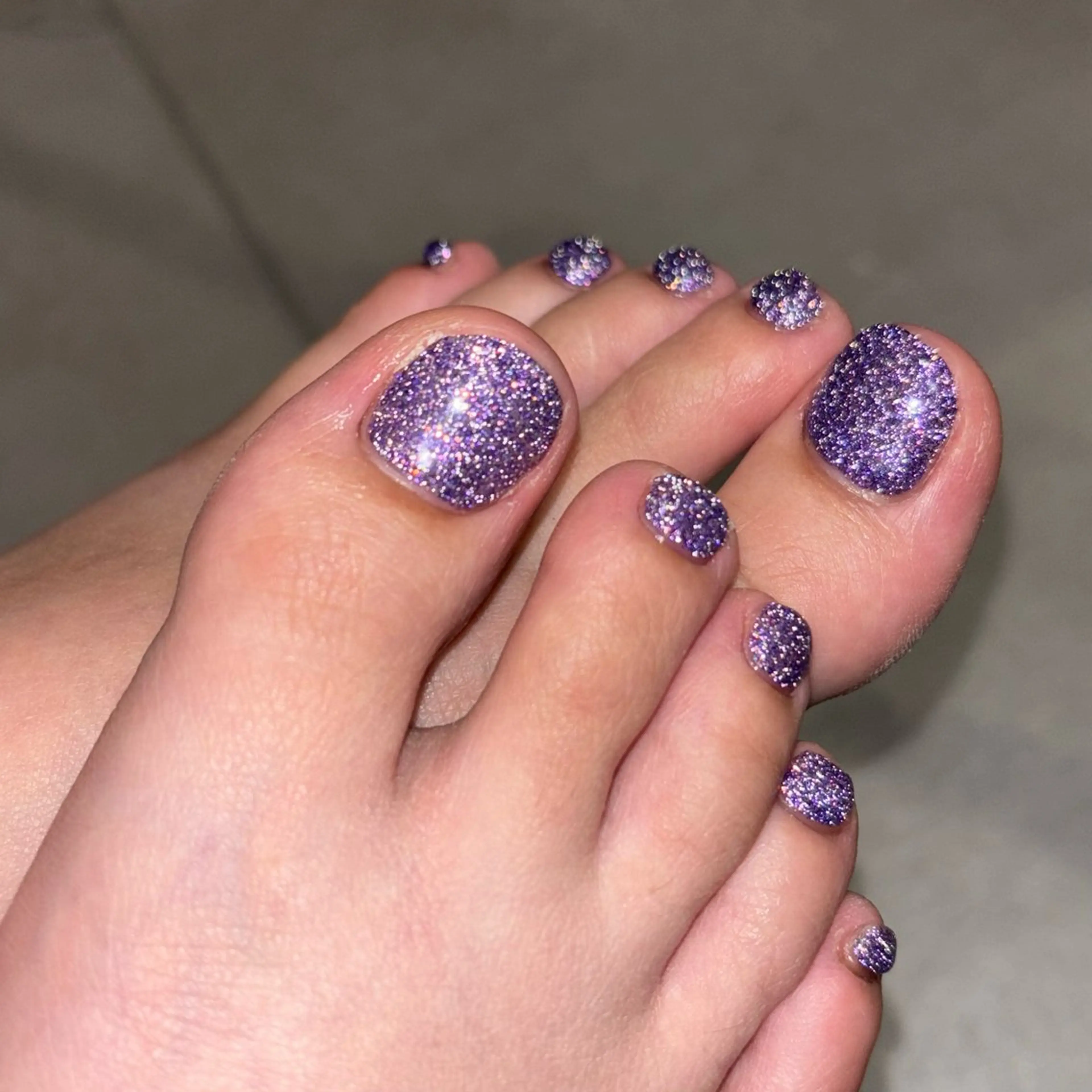 ネイル フラッシュネイル ラメ(グリッター) パープル フットネイル 荒巻 めいのネイルデザイン