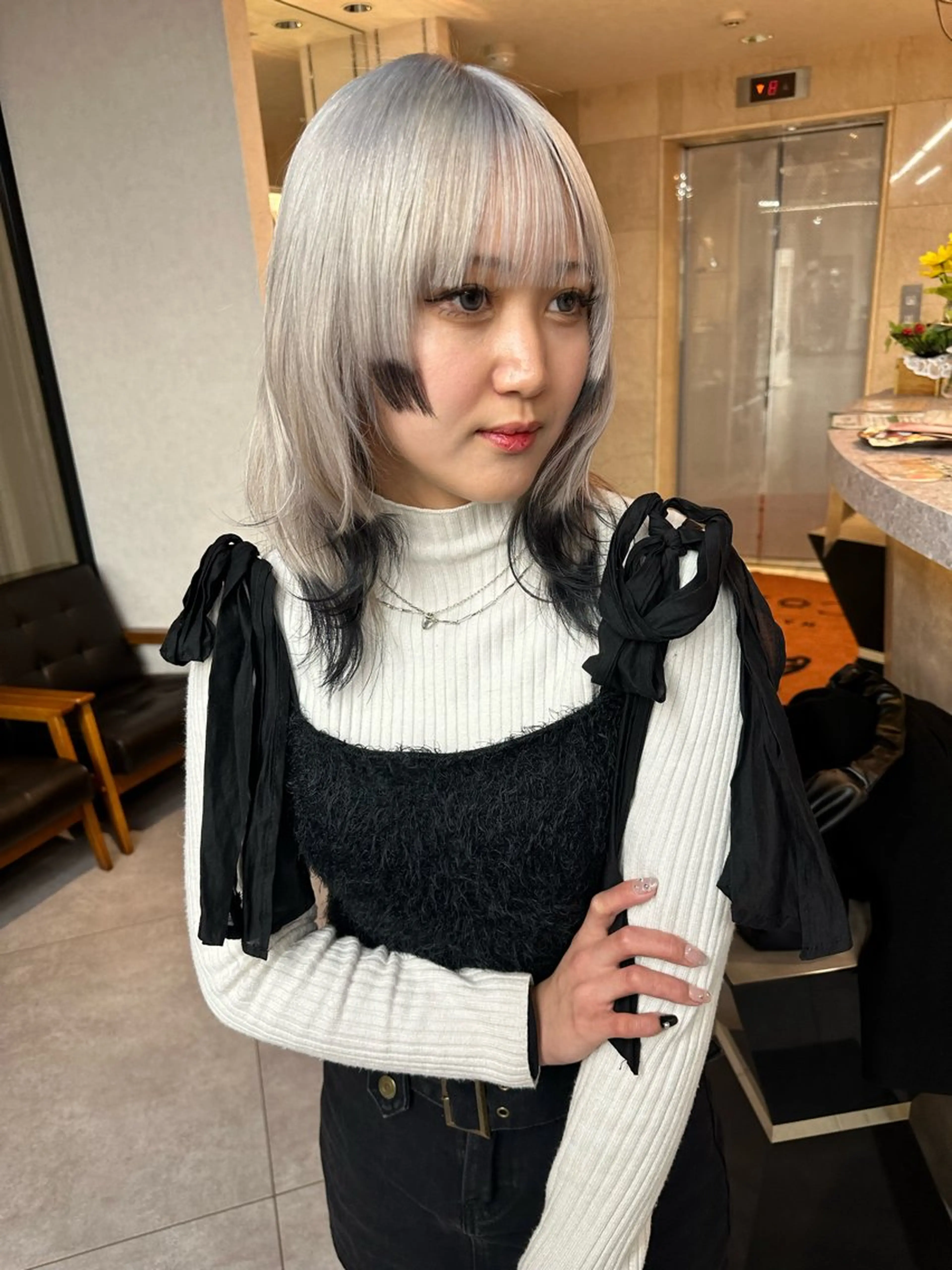 セミロング カラー ウルフとハイトーン みっちー✂️のヘアスタイル