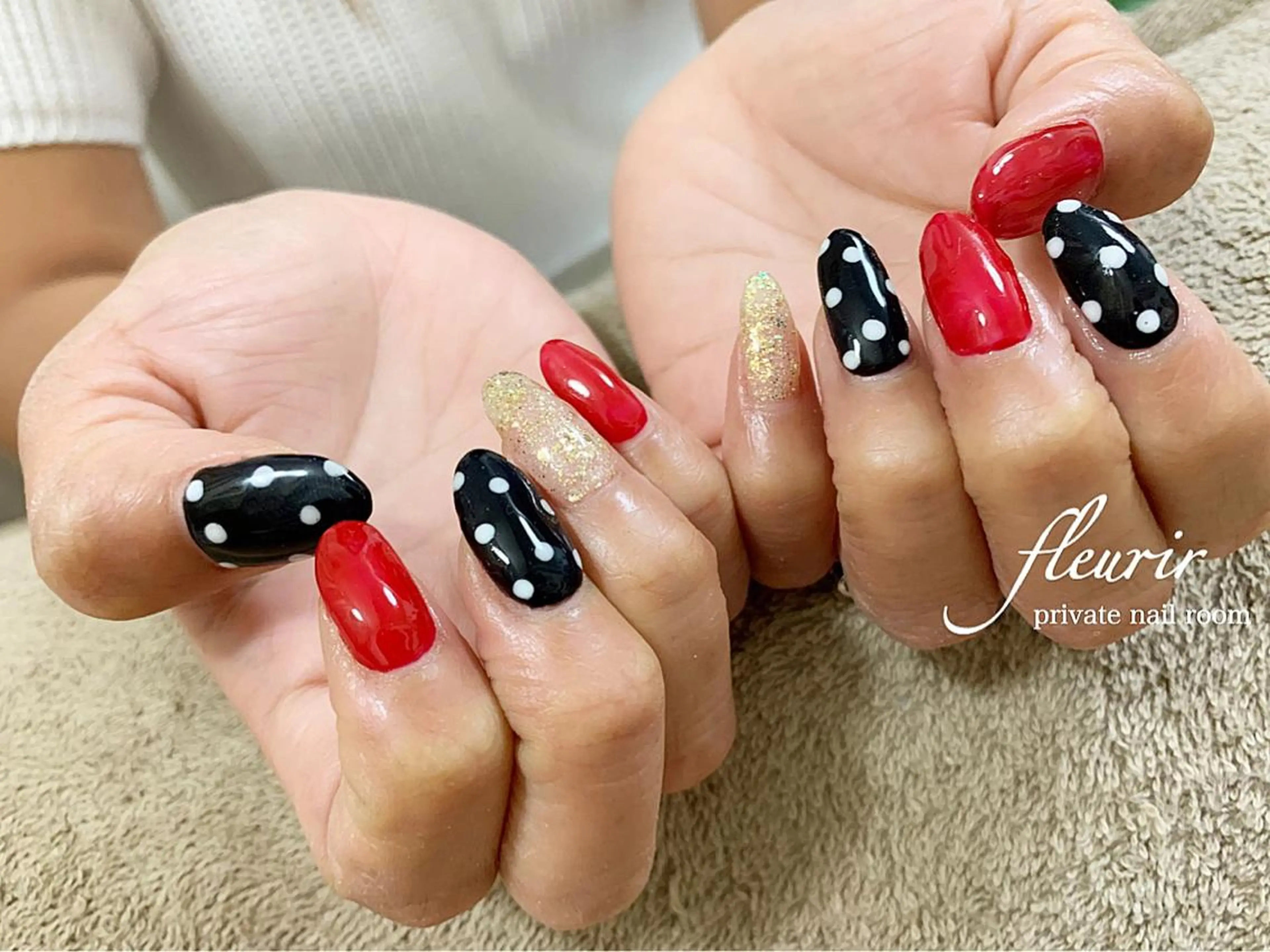 ネイル ドット ゴールド ラメ(グリッター) ワンカラーネイル 赤色 フルリール 【プライベートサロンのネイルデザイン