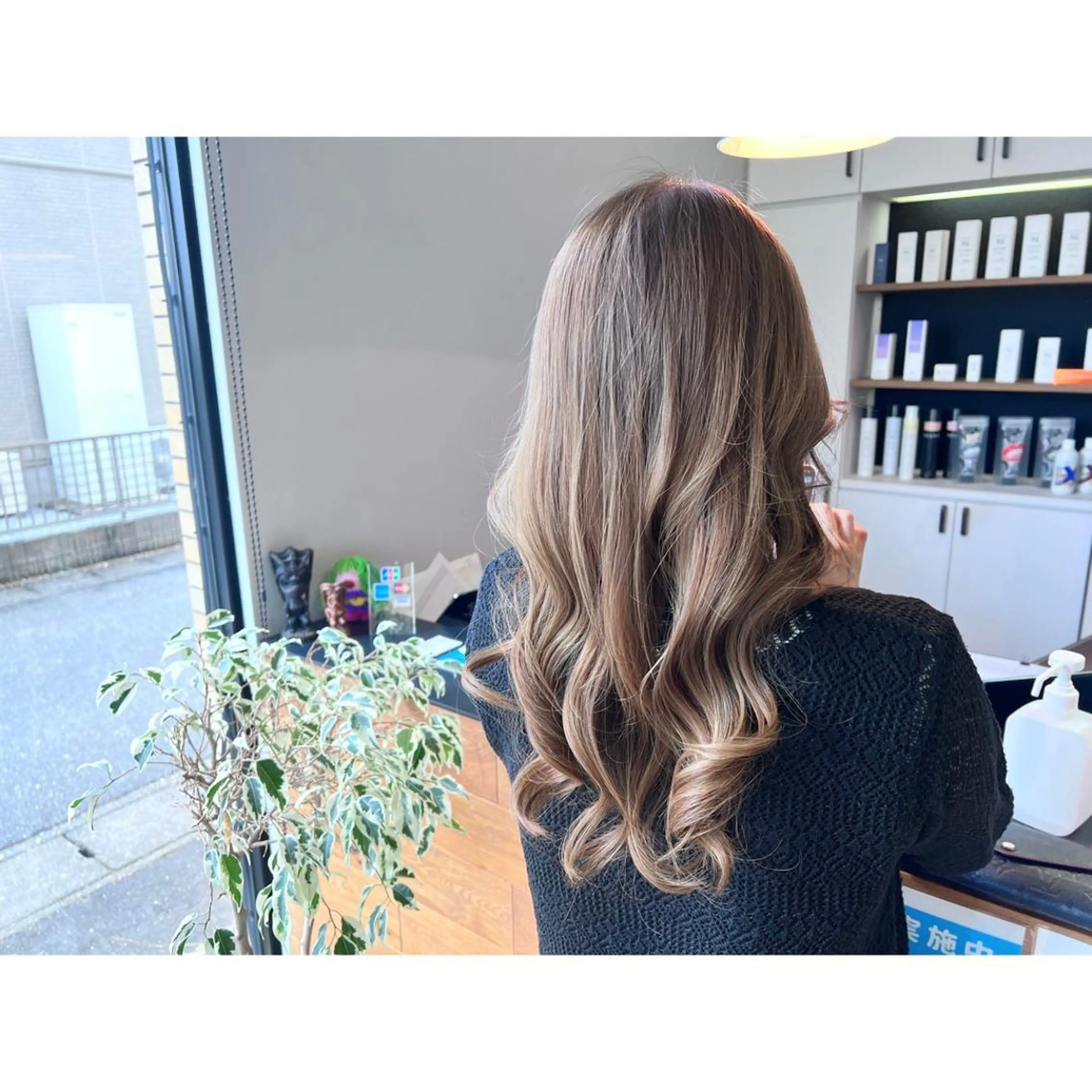 ロング カラー ベージュカラー ハイライトカラー ハイライト ヘアカラー トリートメント ツキダテ ユイのヘアスタイル