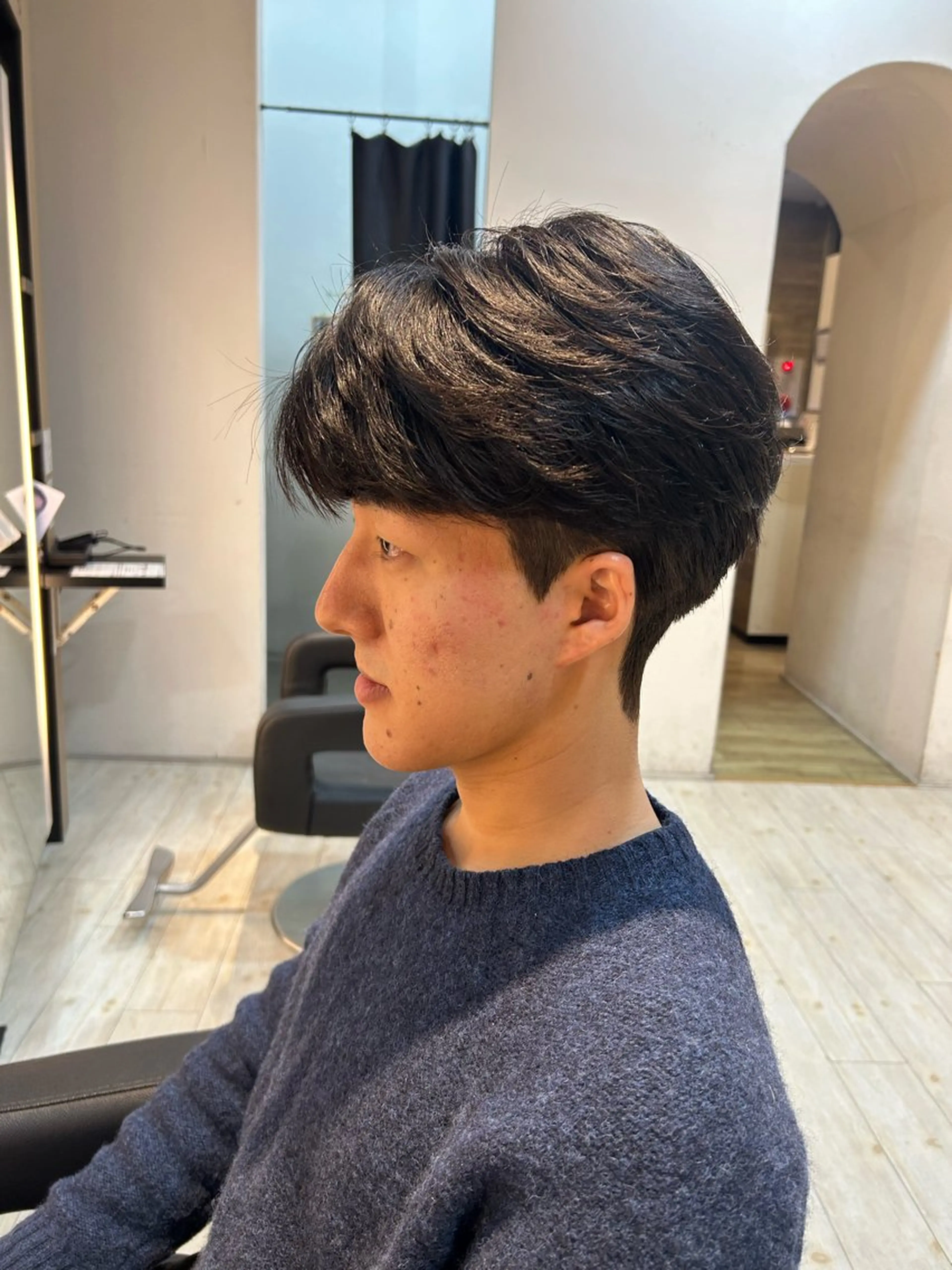 メンズ ダウンパーマ カルマパーマ メンズ韓国風 メンズパーマ カット パーマ 有働由良／ハイトーン ／韓国メンズヘアのヘアスタイル