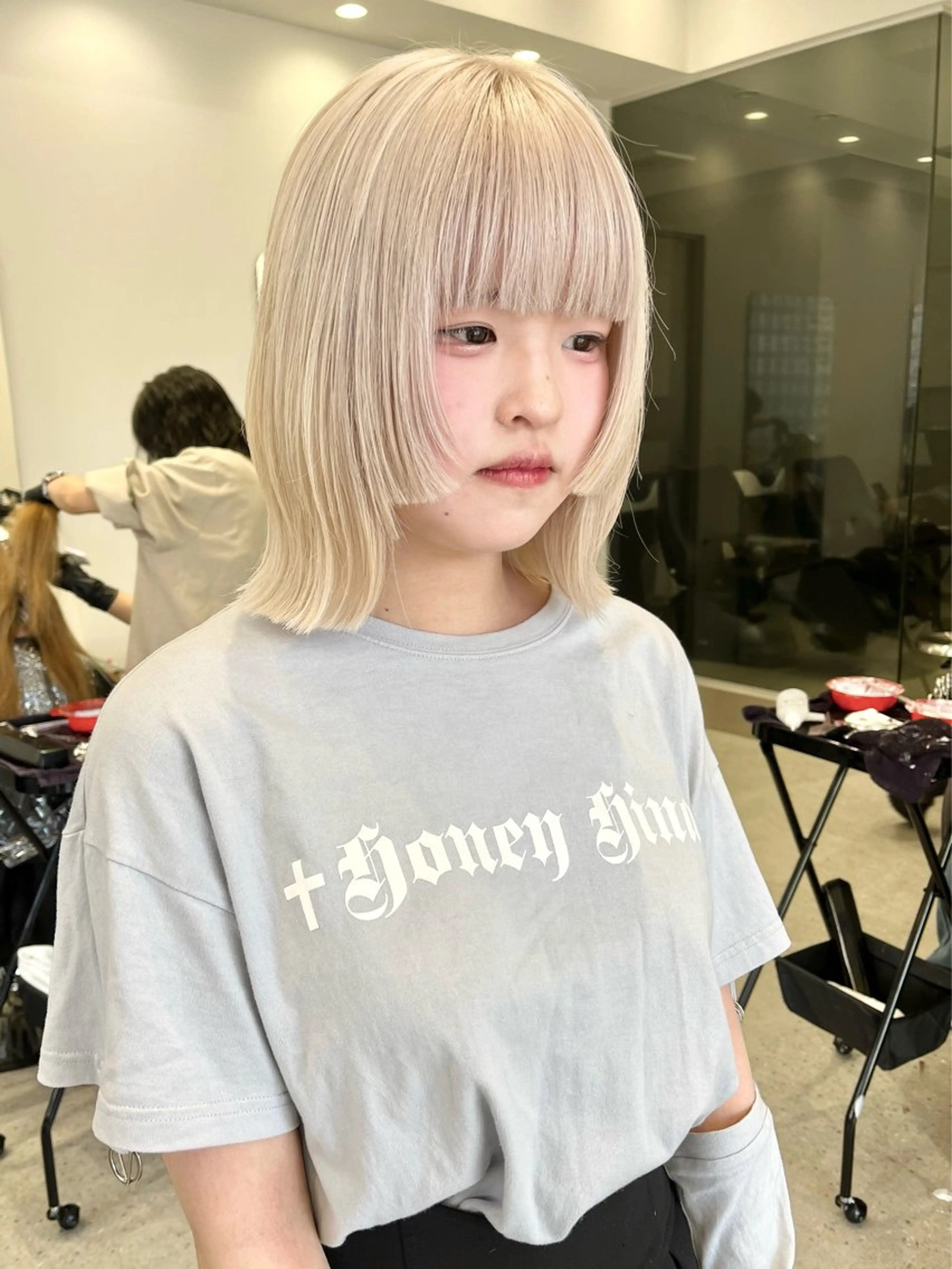 ミディアム カラー ブロンド ホワイトブロンド iLi 《イリ》のヘアスタイル