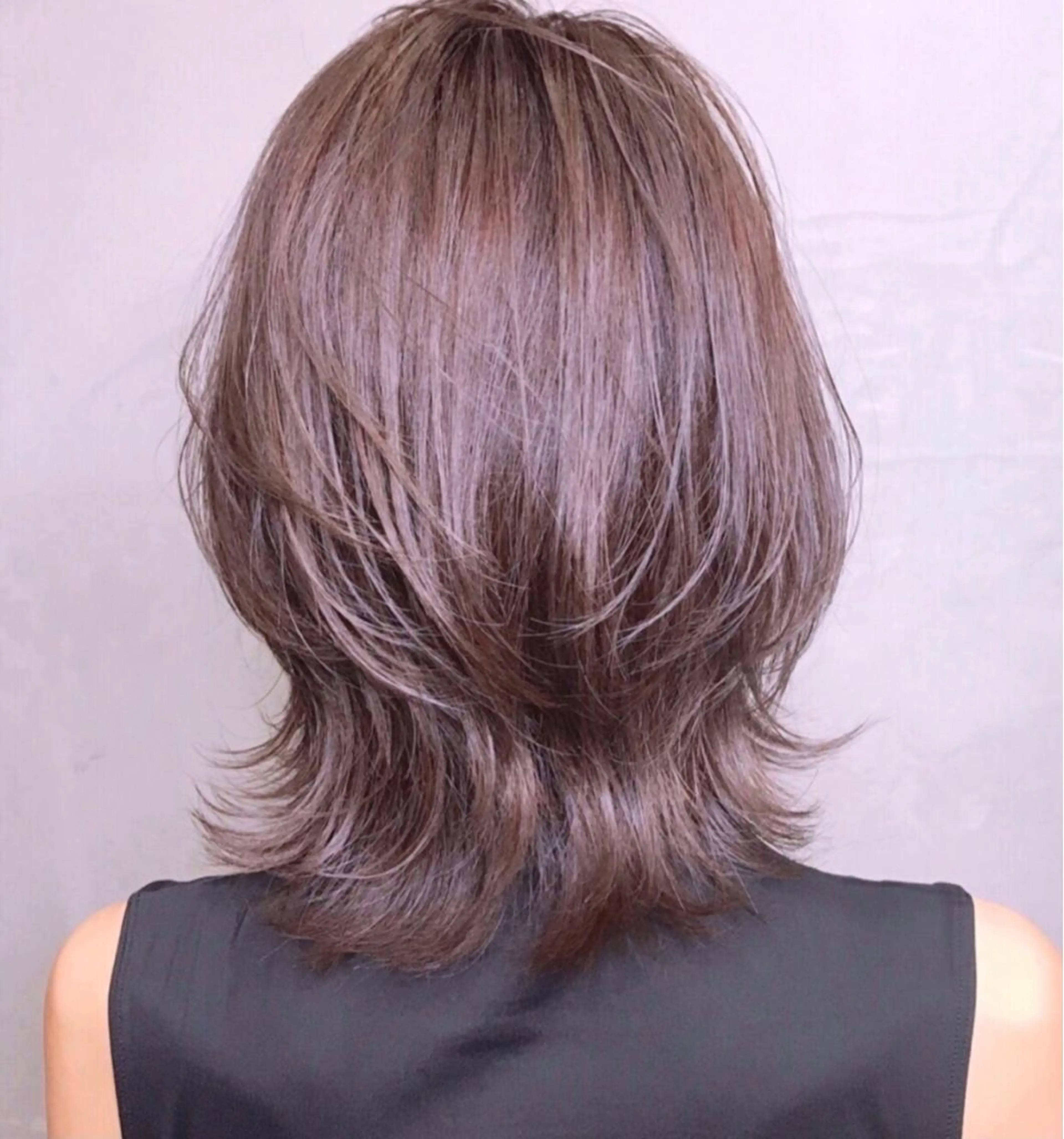 ミディアム カラー ミディアムパーマ アッシュ ベージュカラー ブルーカラー グレージュ ヘアカラー AKI アキのヘアスタイル