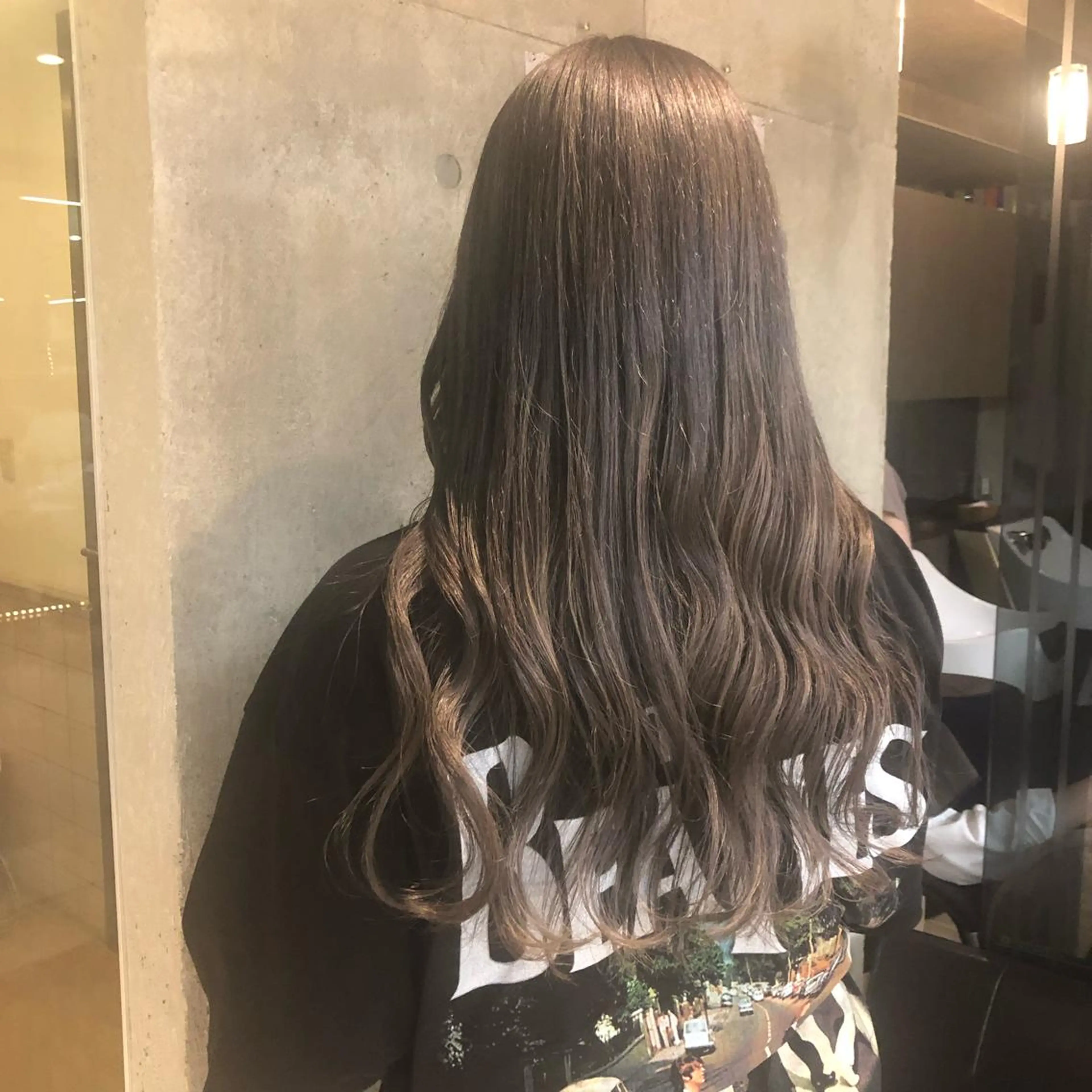 ロング カラー アッシュ ブリーチ シルバー シルバーアッシュ wakana 【ブリーチカラー】のヘアスタイル