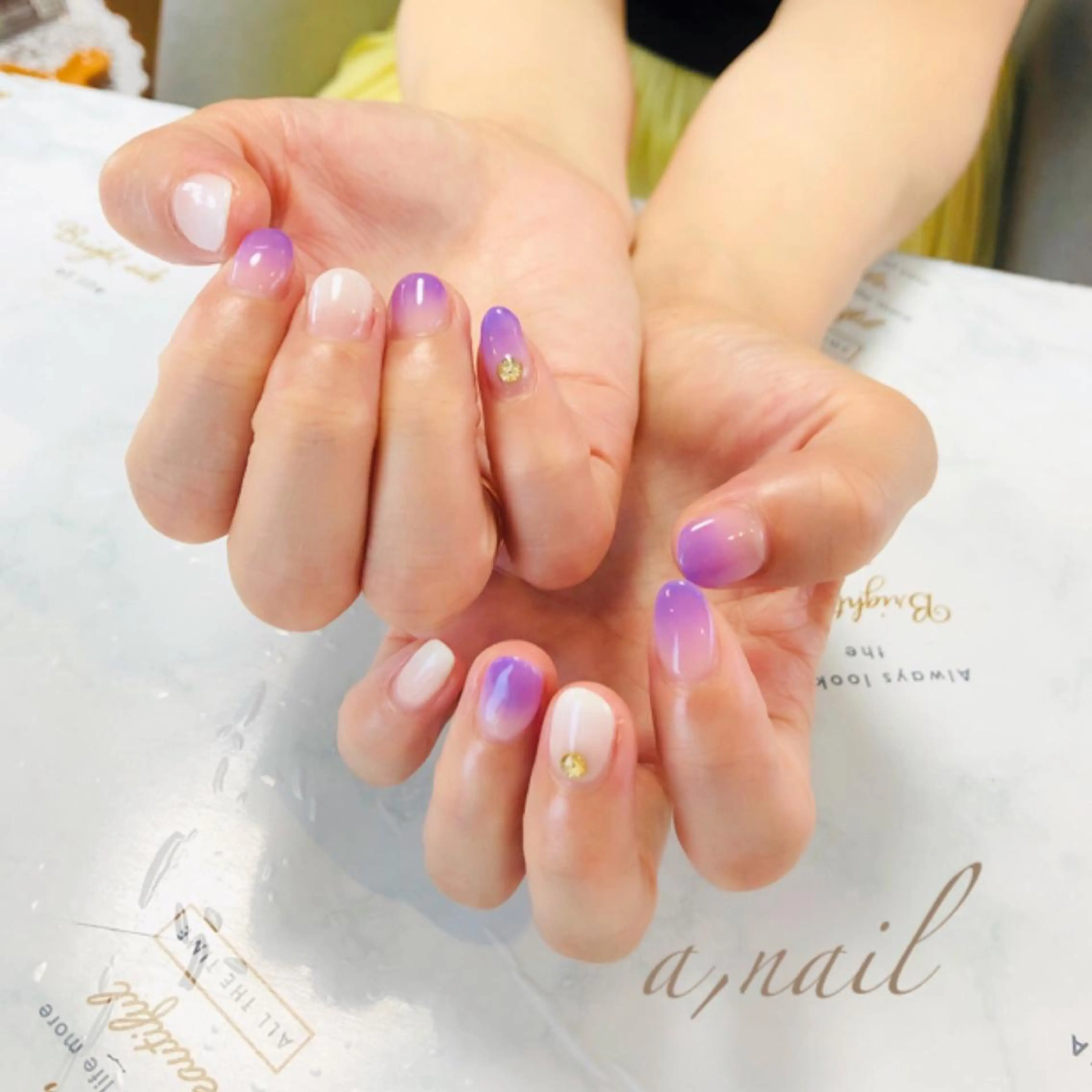 ネイル フットネイル ジェルネイル グラデーション ラメ(グリッター) ラメグラデーション ハンドネイル ネイルサロン エーネイルのネイルデザイン