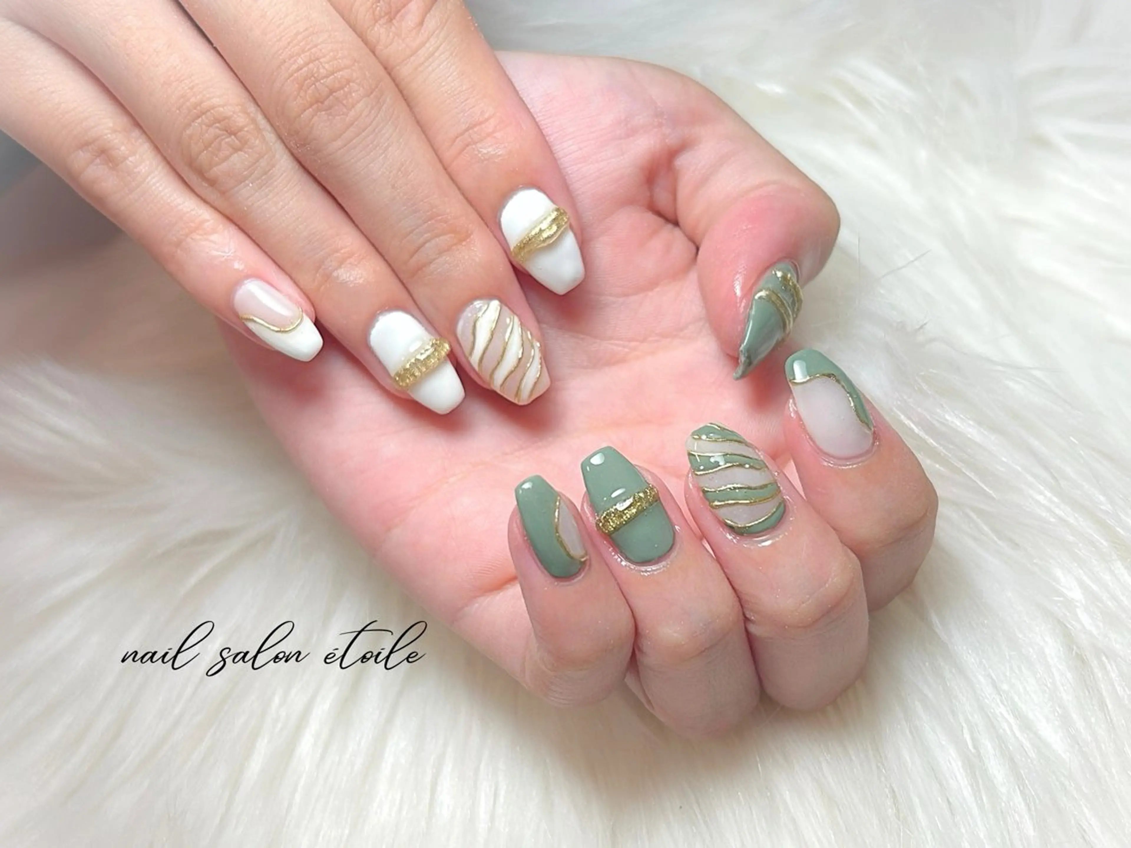 ネイル アニマル柄 グリーン ミラーネイル 持ち込み ホワイト ハンドネイル nail salon étoileのネイルデザイン