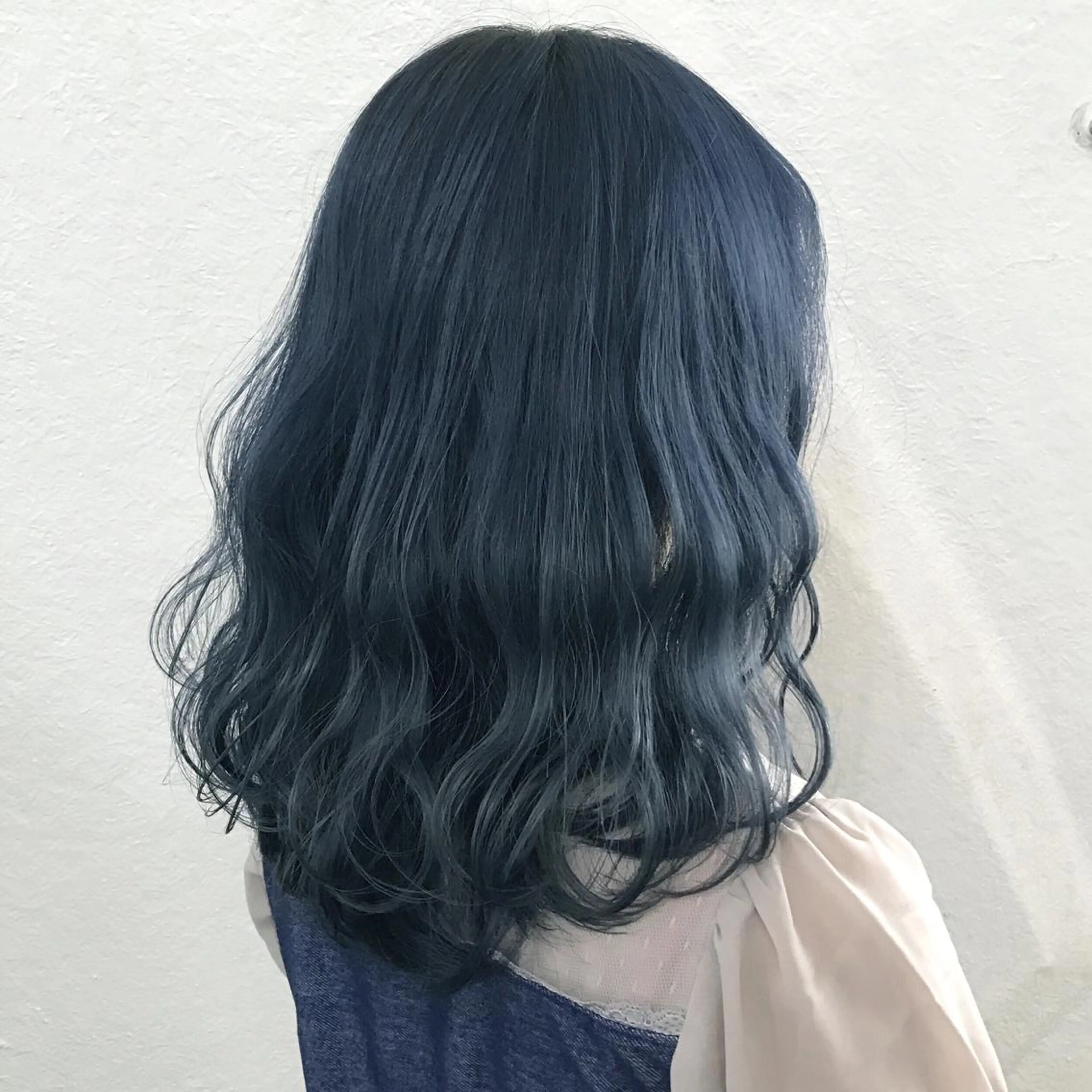 ミディアム カラー ブリーチ ブルーカラー K-POP好き美容師 🇰🇷Kai.Yのヘアスタイル