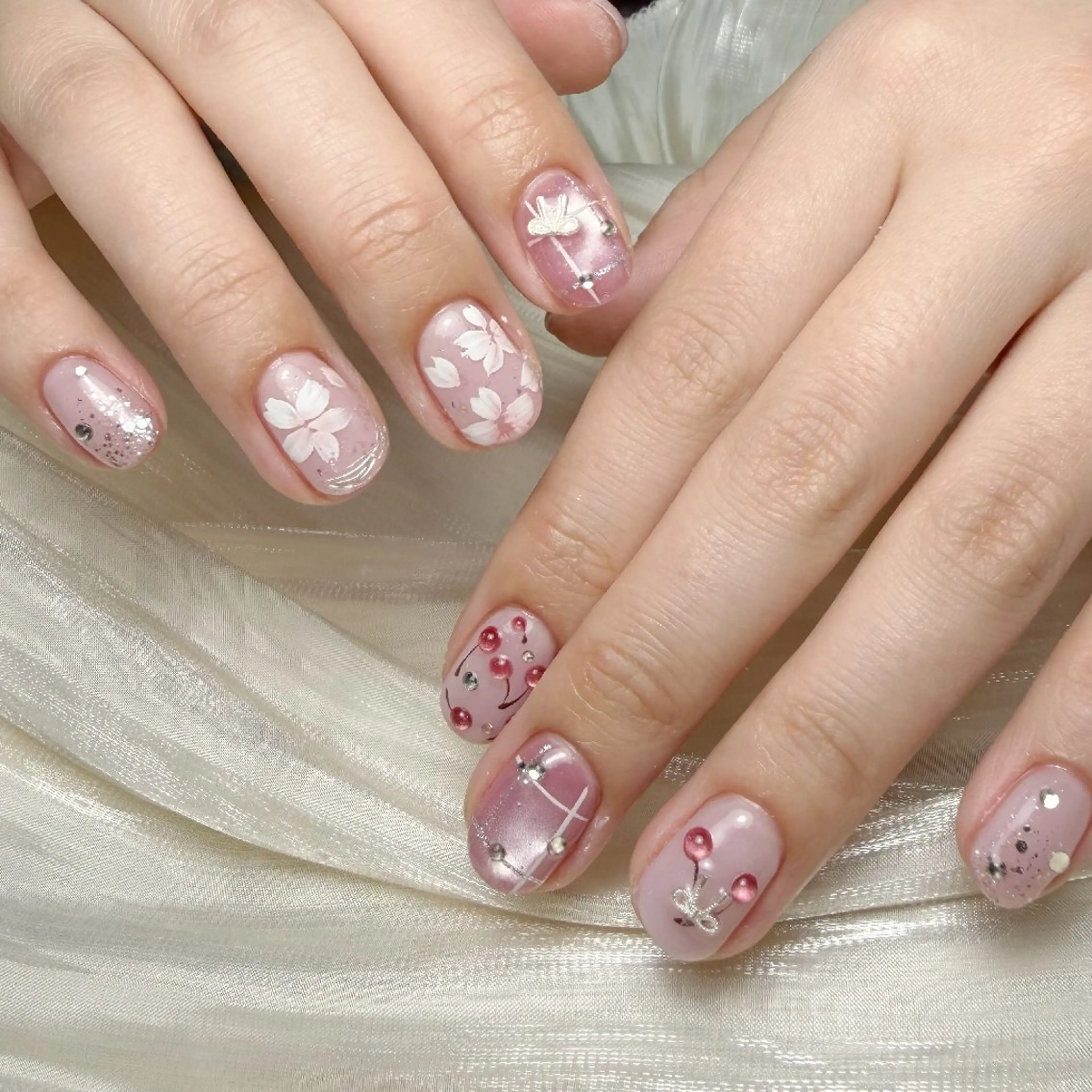 ネイル チークネイル フレンチネイル ジェルネイル ガーリー キラキラネイル ハンドネイル UM Nail Salonのネイルデザイン