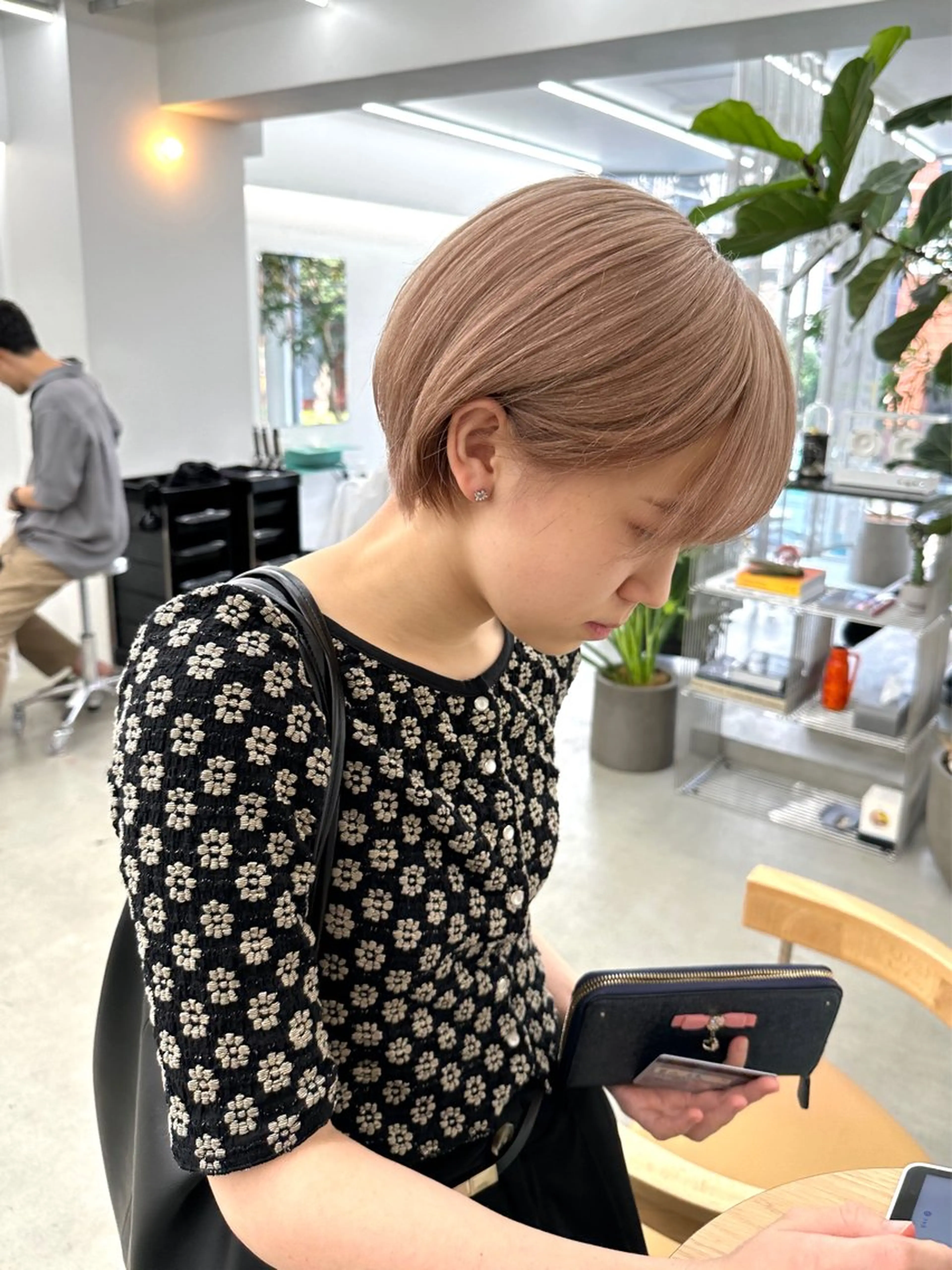 ショート カラー ベージュカラー ブリーチ ケアブリーチ ペールベージュ ピンクカラー ヘアカラー トリートメント ボブ/レイヤー/ケア パーマ/リュウタのヘアスタイル