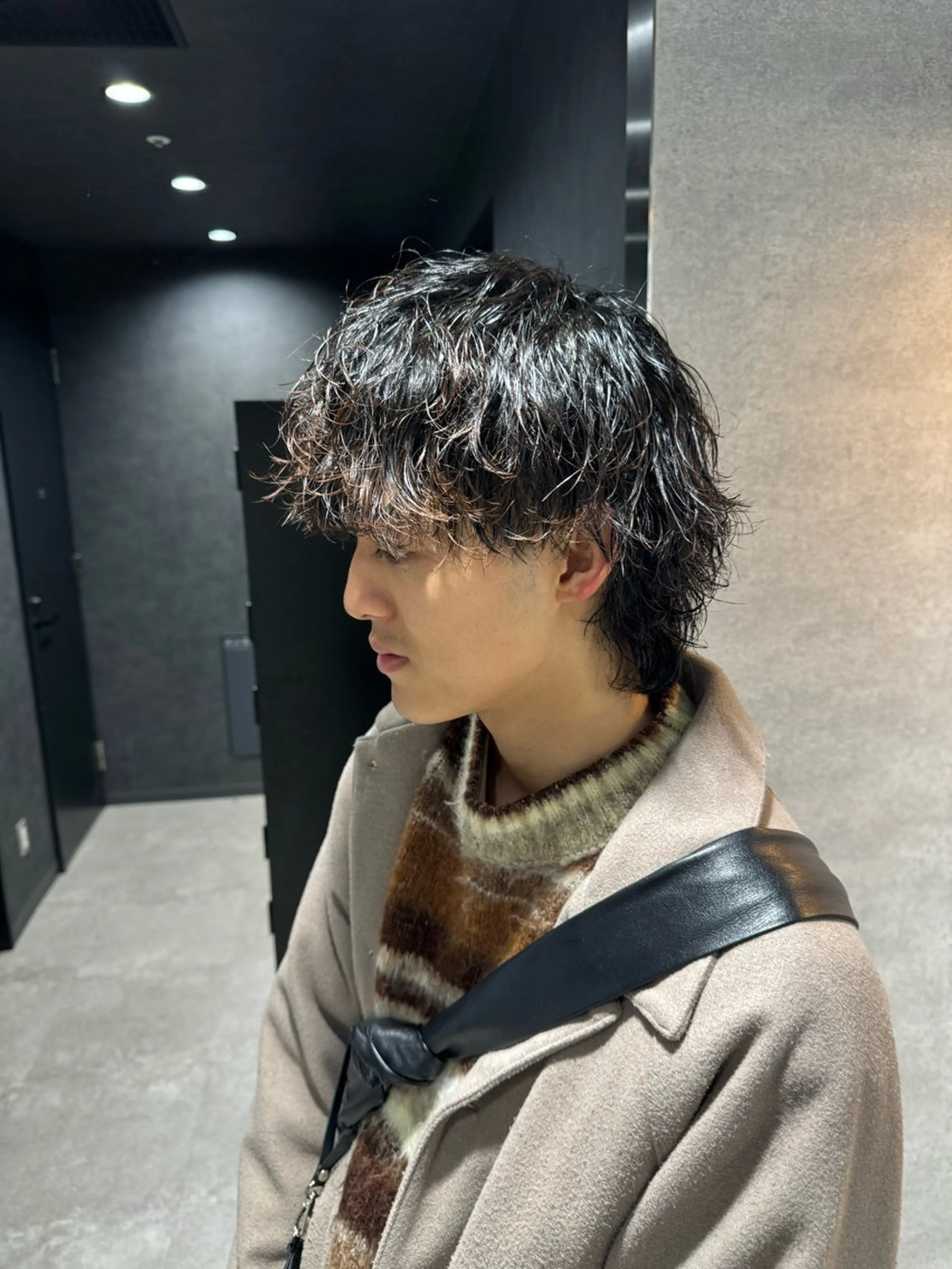 ショート カラー パーマ ヘアアレンジ メンズ メンズブリーチ センターパート メンズハイライト メンズハイトーン マッシュ カット パーマ トリートメント ヘッドスパ ヘアセット スパイキー/フェザー /波巻き/かいとのヘアスタイル