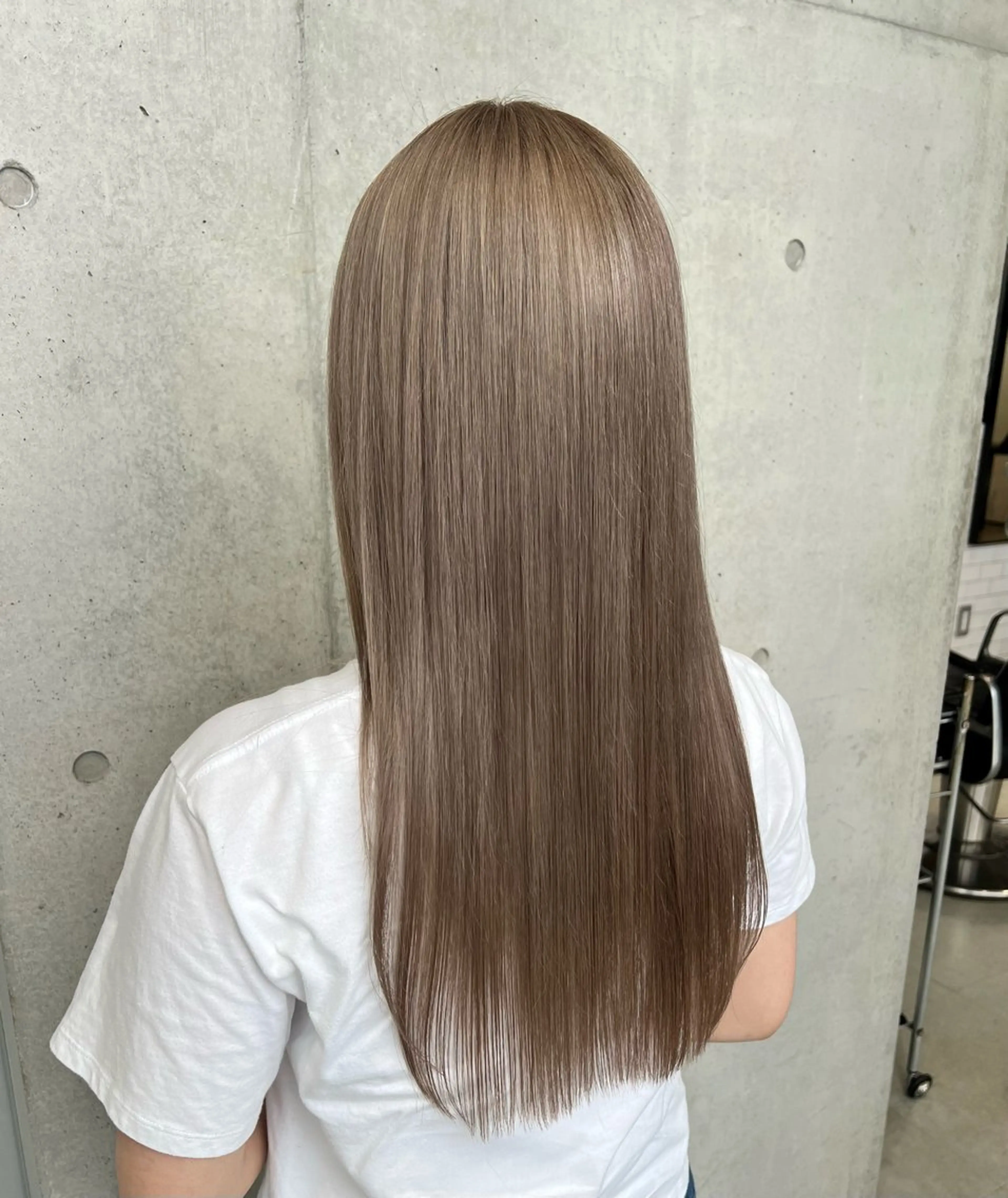 ロング カラー ベージュカラー ブリーチ ミルクティーベージュ ロング カット ヘアカラー トリートメント 赤みゼロ/透明感 カラー🌿KANTAのヘアスタイル