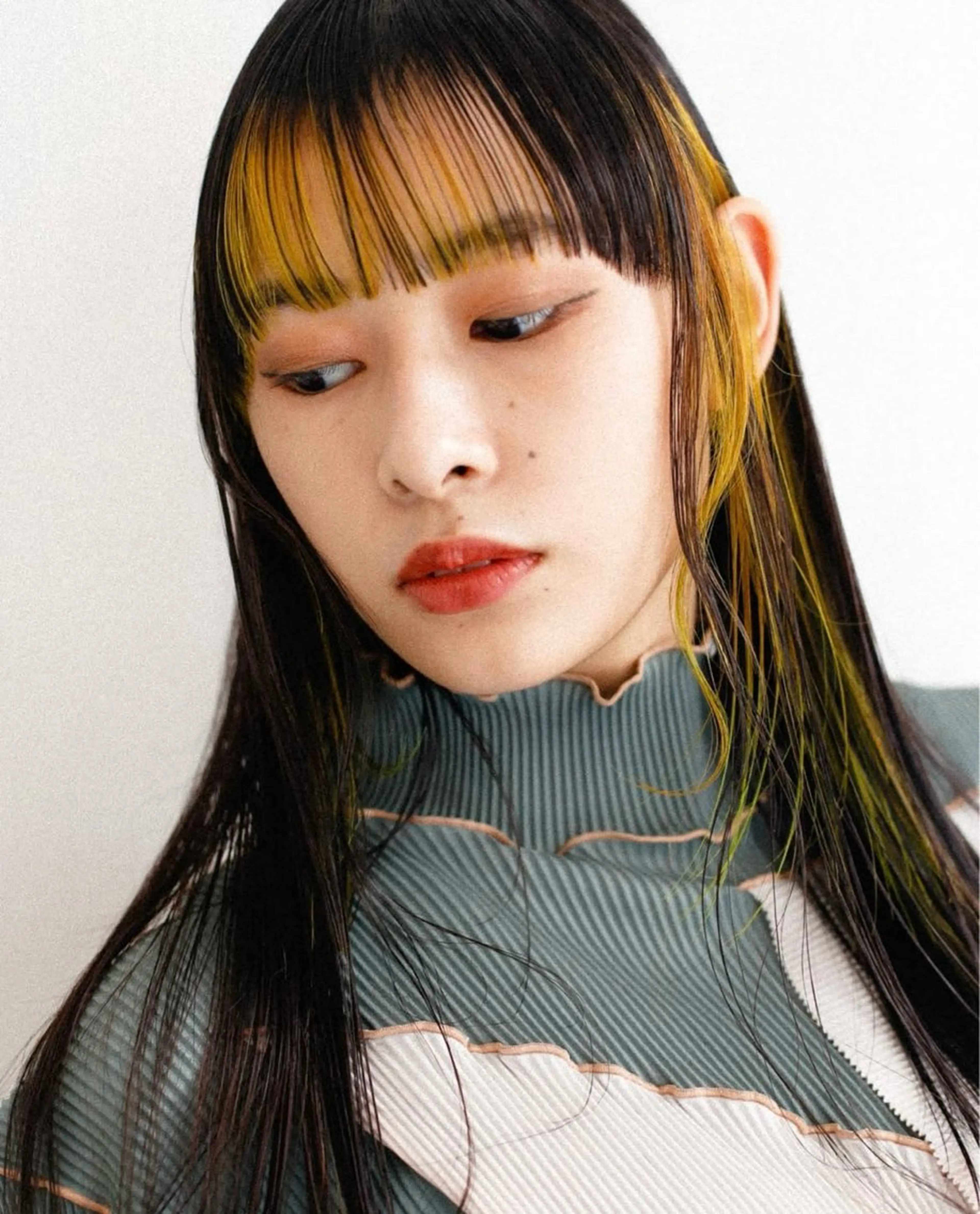 ロング カラー 黒髪 ハイトーンカラー インナーカラー イエローカラー ワイドバング 遠江 直毅のヘアスタイル