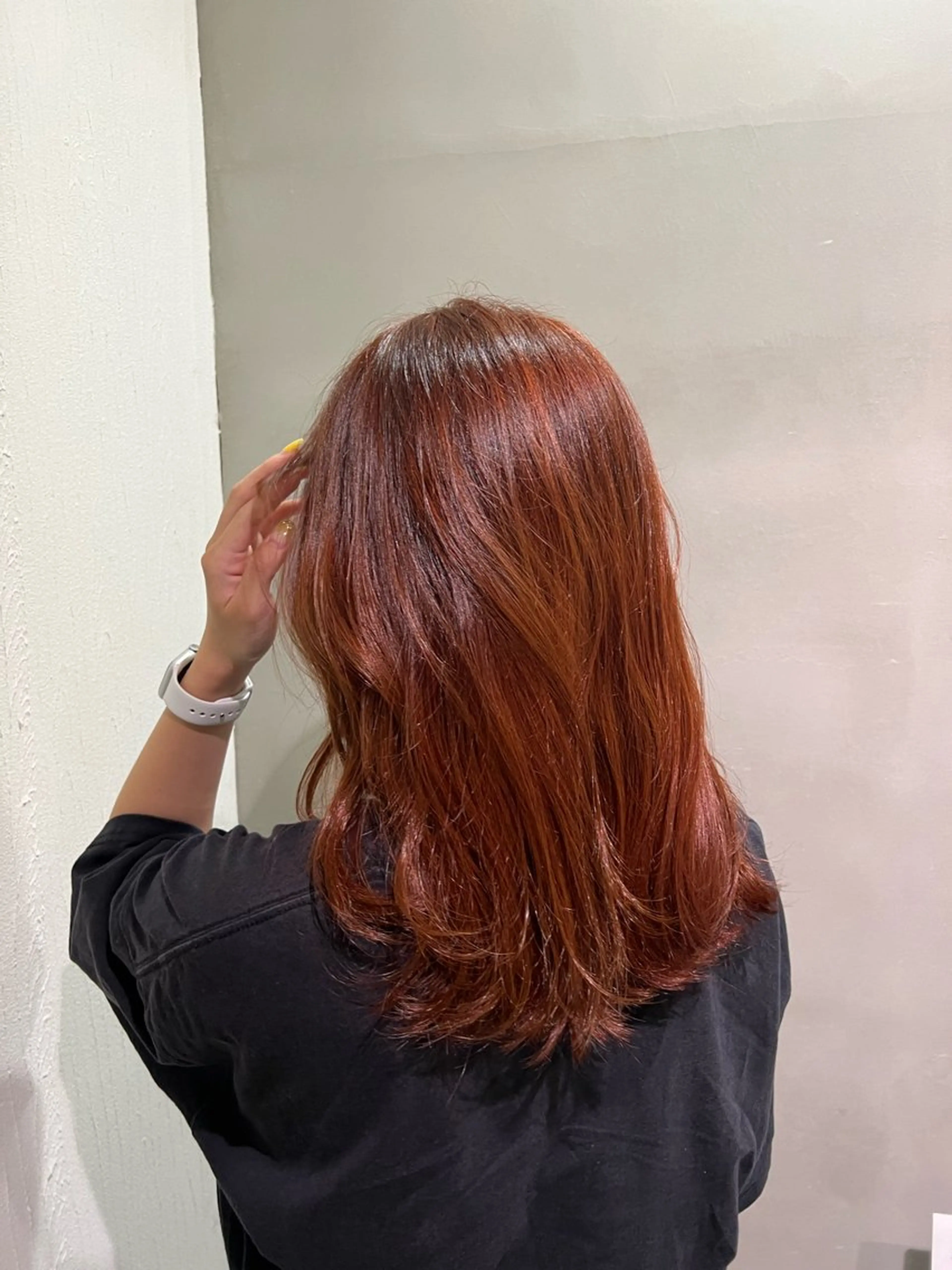 セミロング レッドブラウン 中山 琴葉のヘアスタイル