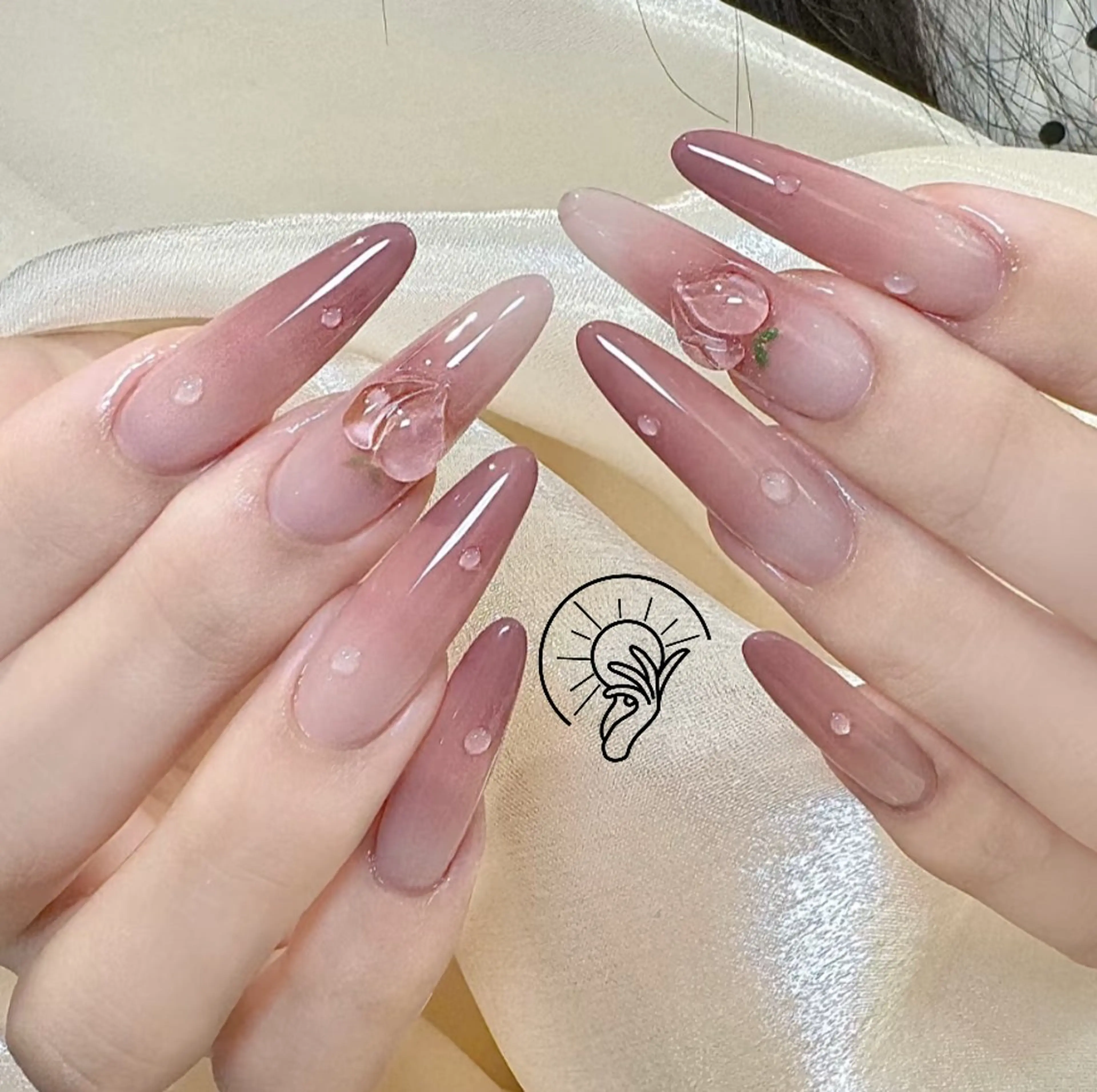 ネイル チークネイル 長さ出し フラワーネイル フレンチネイル ガーリー ハンドネイル ハンドケア Sun Nail 池袋のエステ・リラクイメージ