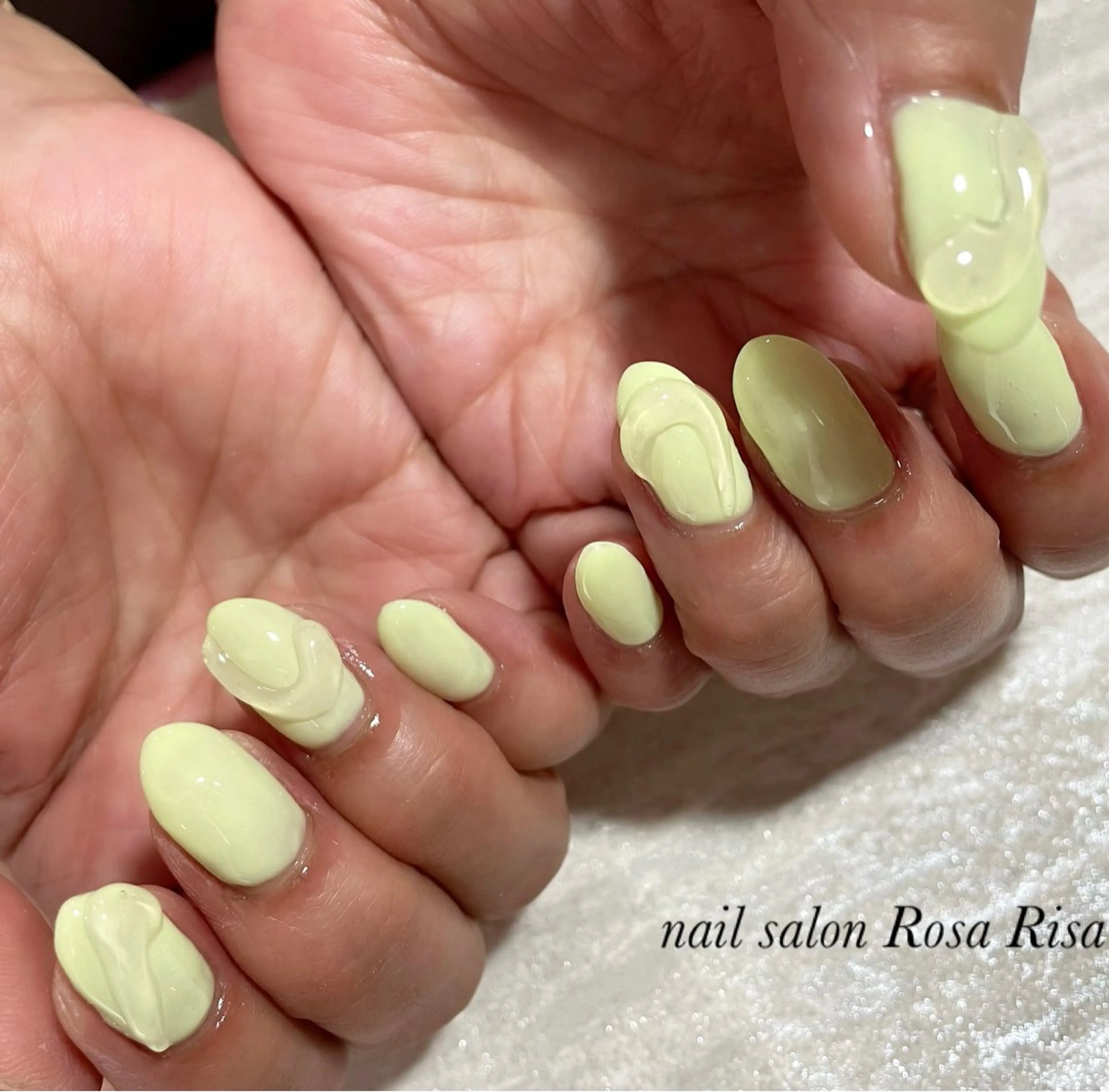 ミディアム ネイル イエローカラー 黄色 ネイルスタジオ シェイクユアハンズのネイルデザイン