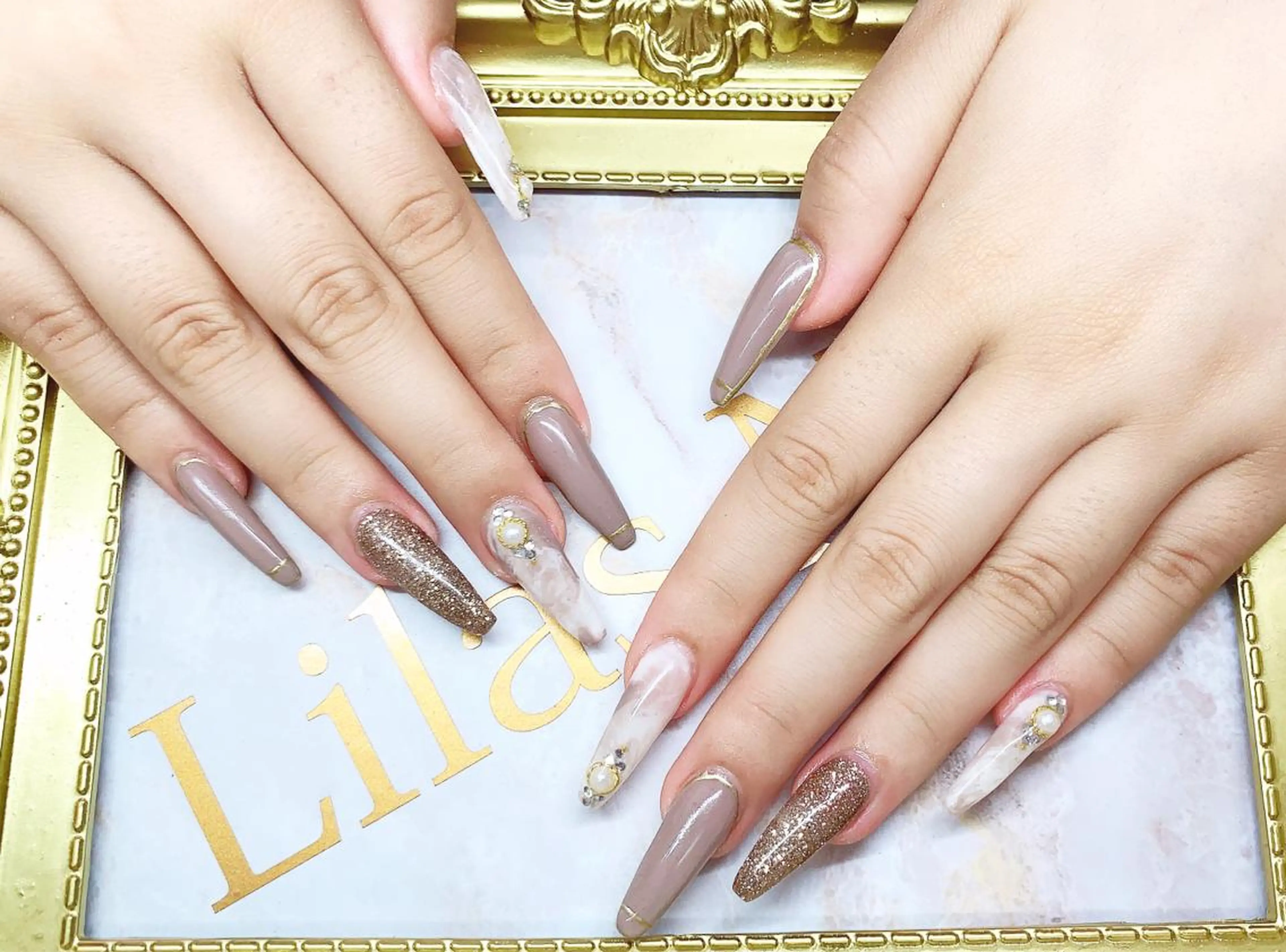 ネイル ブラウン 長さ出し ジェルネイル ハードジェル ラメ(グリッター) Lilas Nailのネイルデザイン