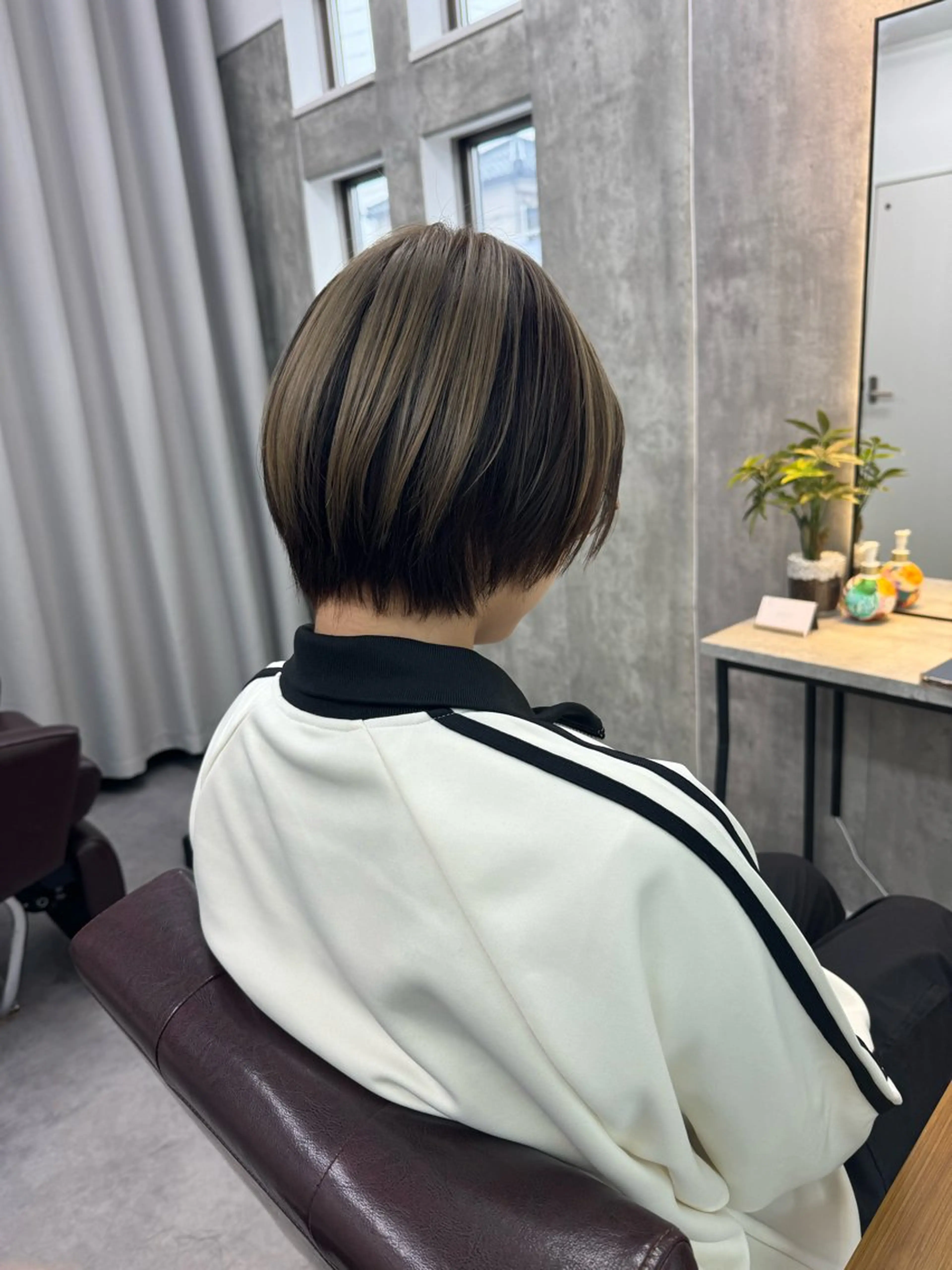 ショート カラー ブリーチ 透明感カラー ダブルカラー ハイライトカラー ハイライト 1席のみの 美容室IKKIのヘアスタイル