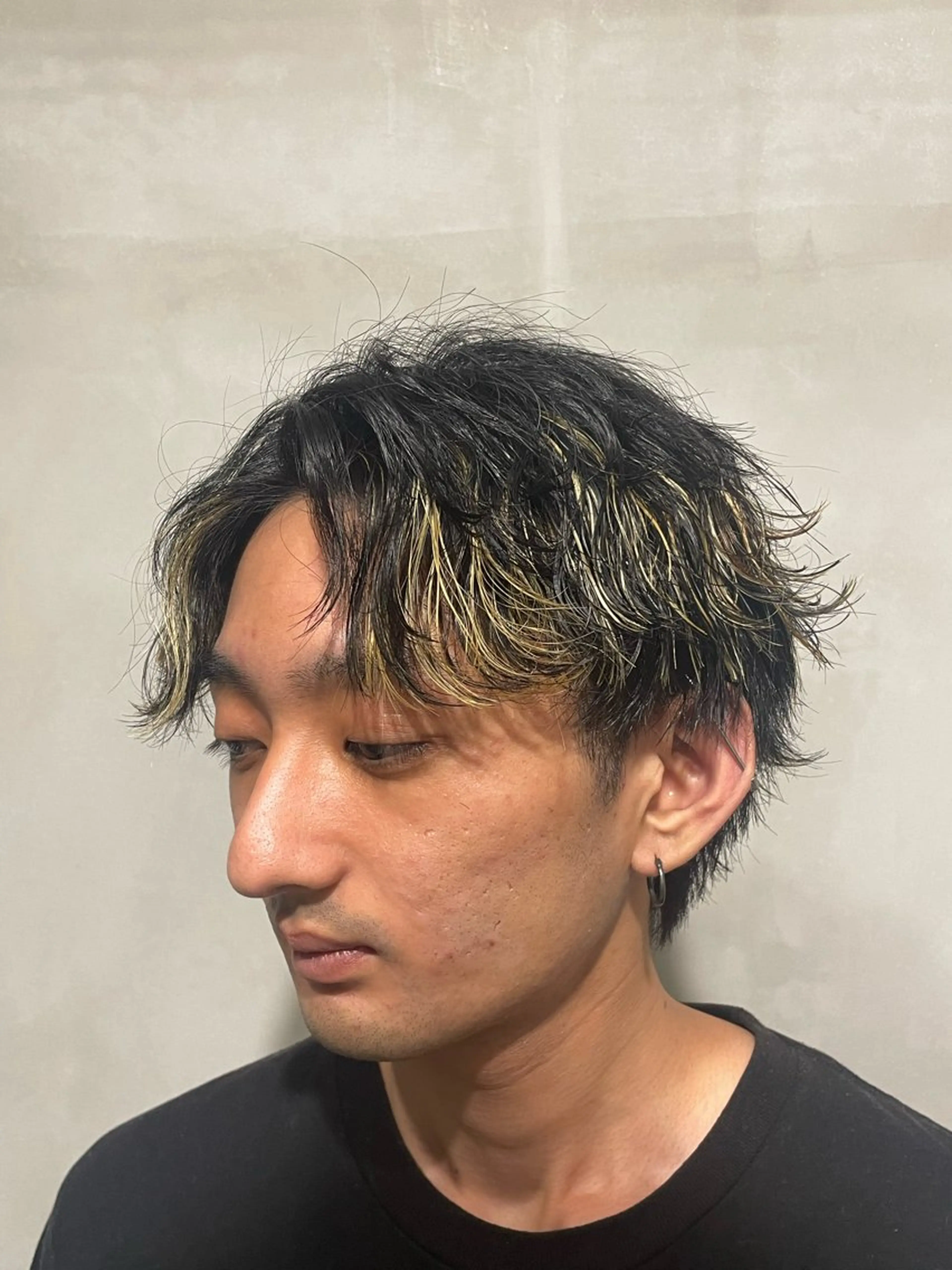 ショート カラー パーマ ブリーチ ハイライトカラー ハイライト 新妻 宥人のヘアスタイル