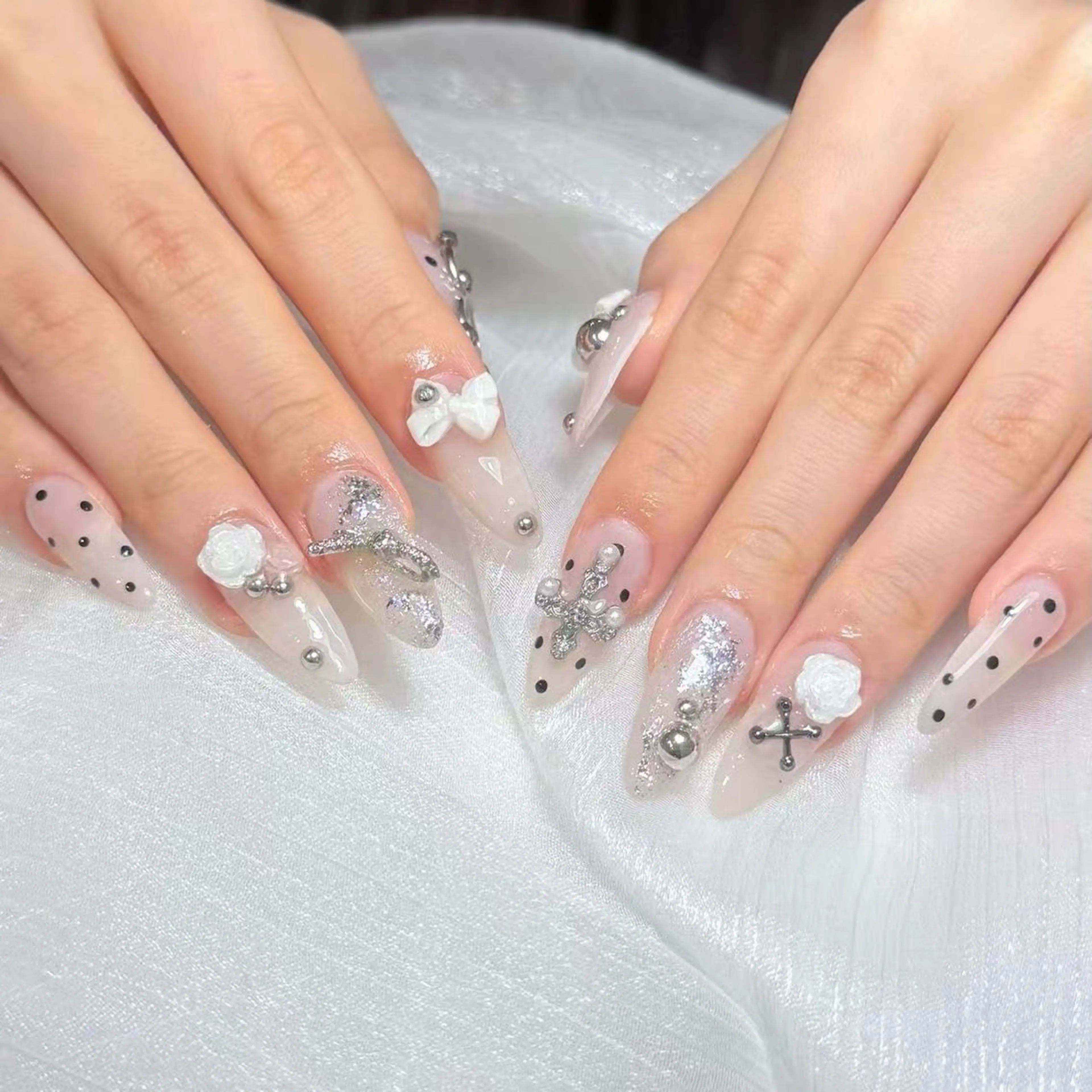 ネイル アートネイル オーロラネイル キラキラネイル 韓国ネイル マグネットネイル ハンドネイル ハンドケア Plenty 💞のネイルデザイン