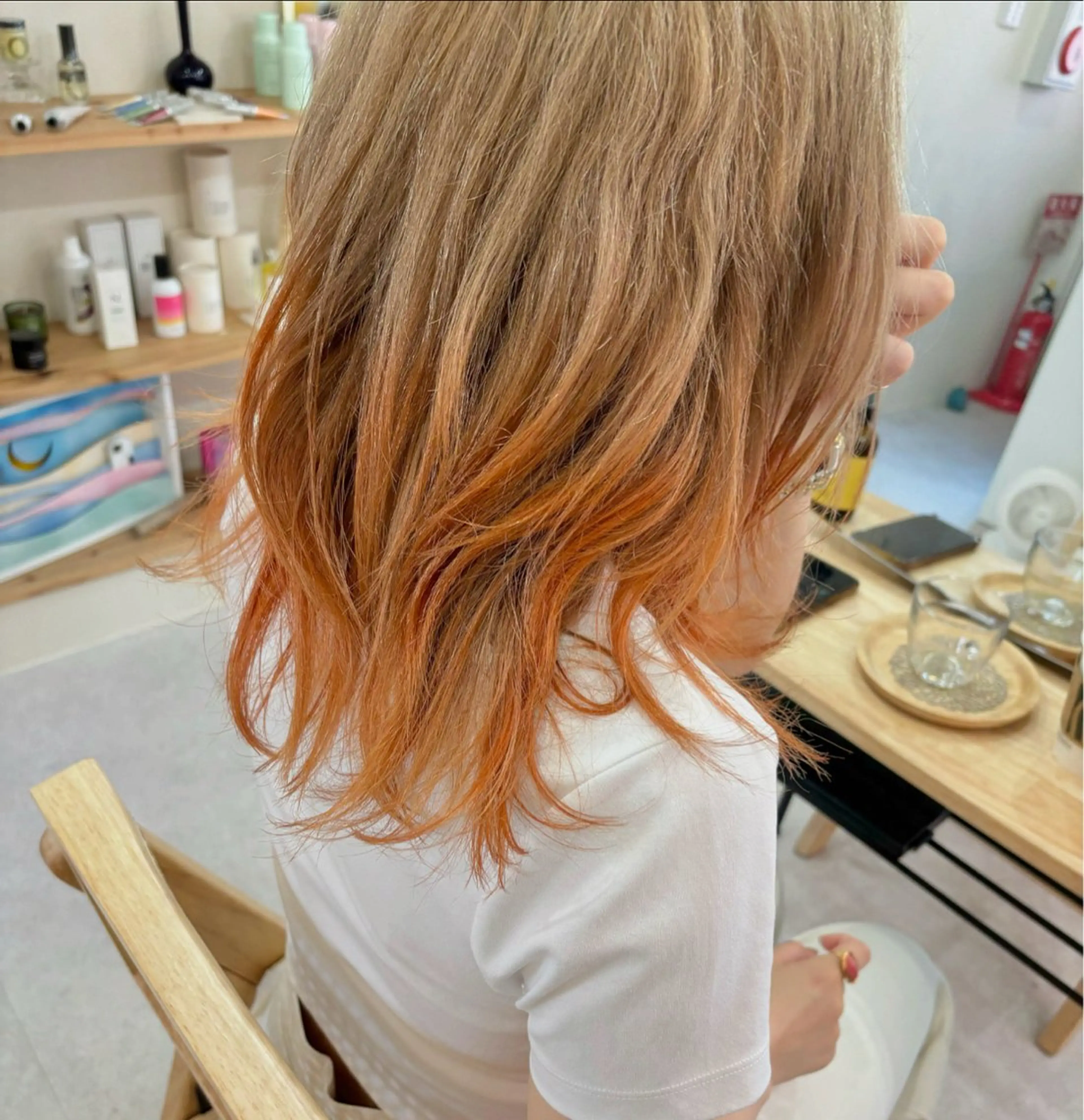 セミロング カラー グラデーションカラー オレンジ 大阪ヴィーガンサロン KANAKOのヘアスタイル