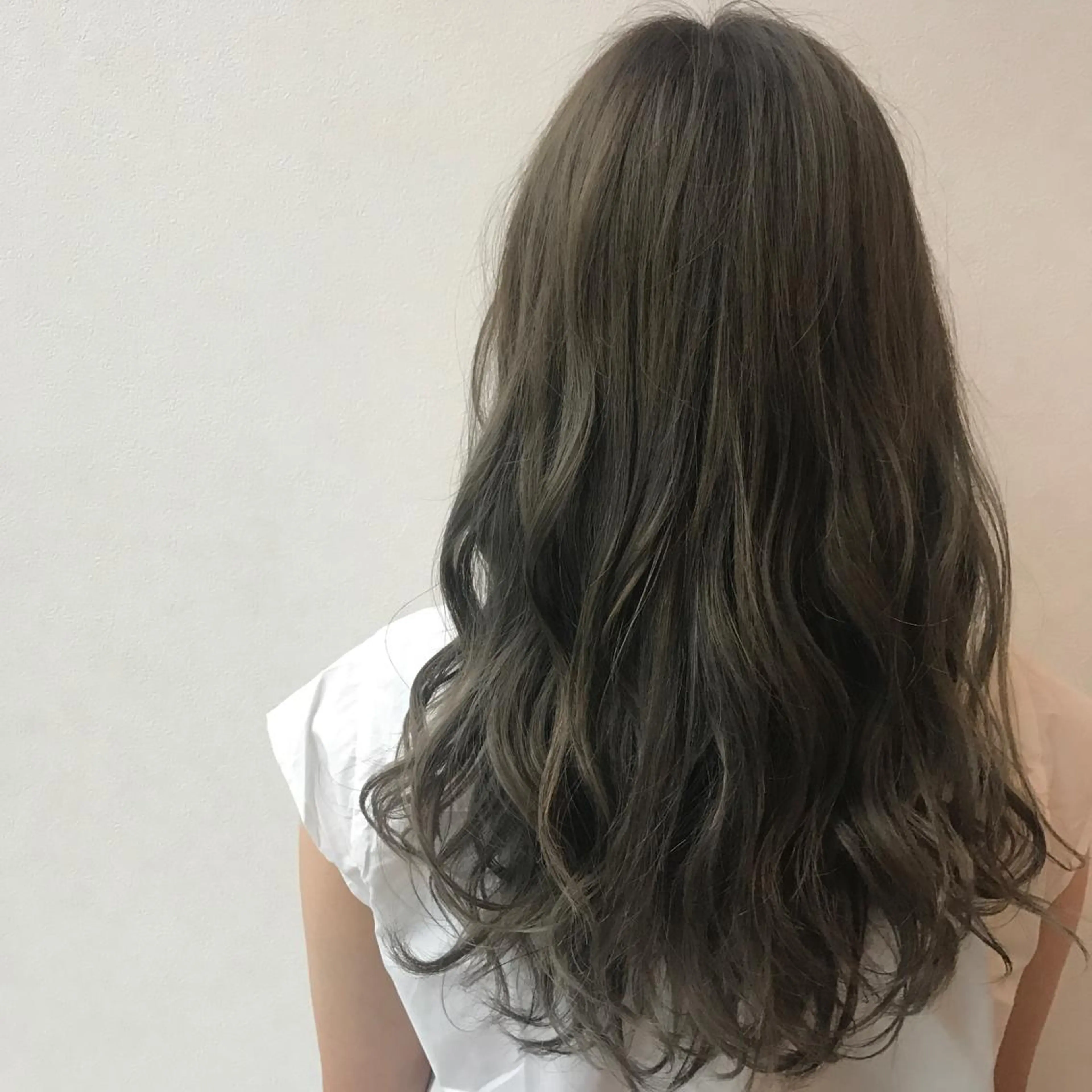 ロング カラー アッシュ アッシュブラック 黒髪 ハイライトカラー ハイライト AGU akariのヘアスタイル