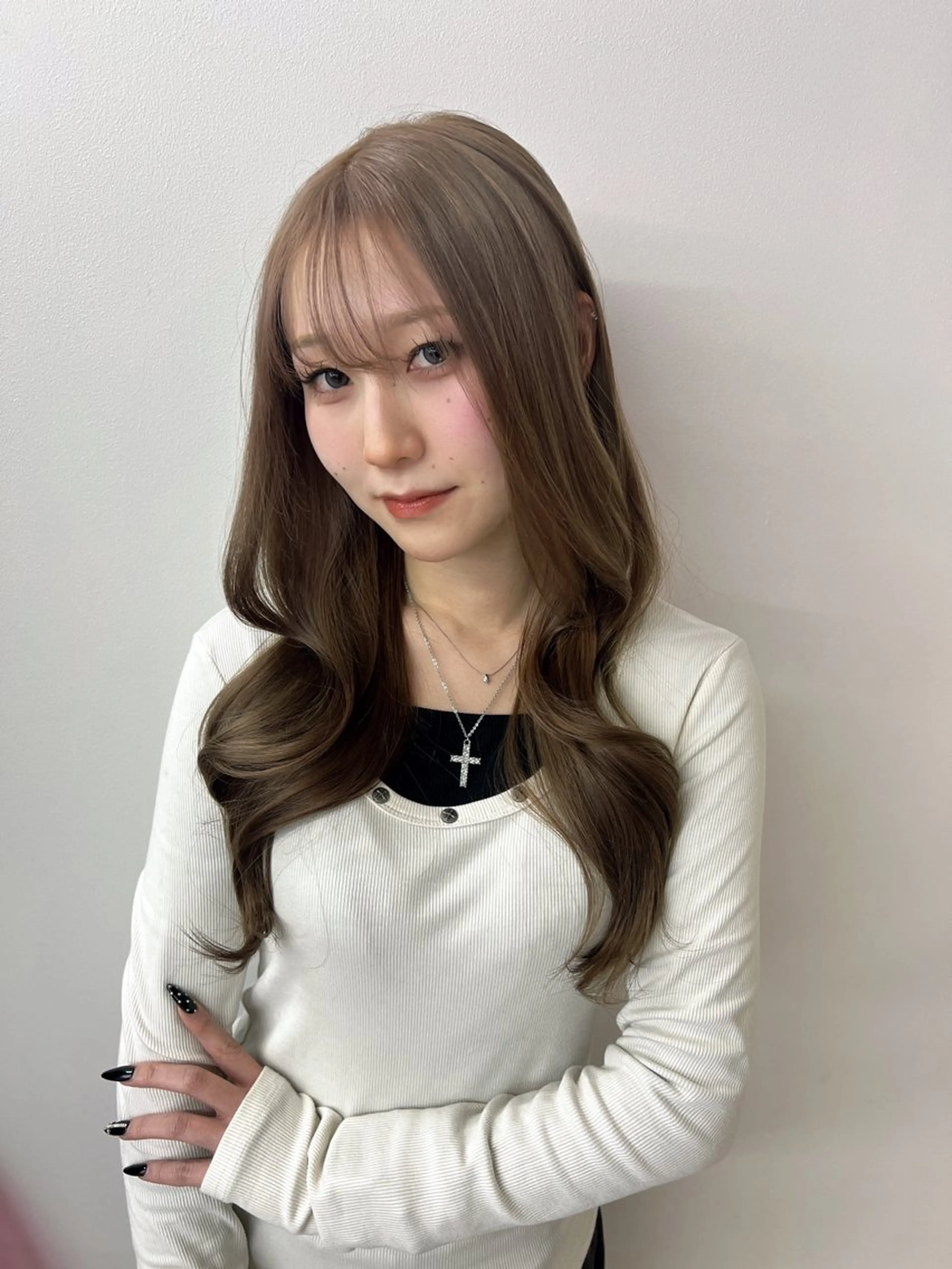 ロング カラー ベージュカラー ブリーチ ミルクティーベージュ ヘアカラー トリートメント Uno. 本気で ヘアに悩む方へ✨のヘアスタイル