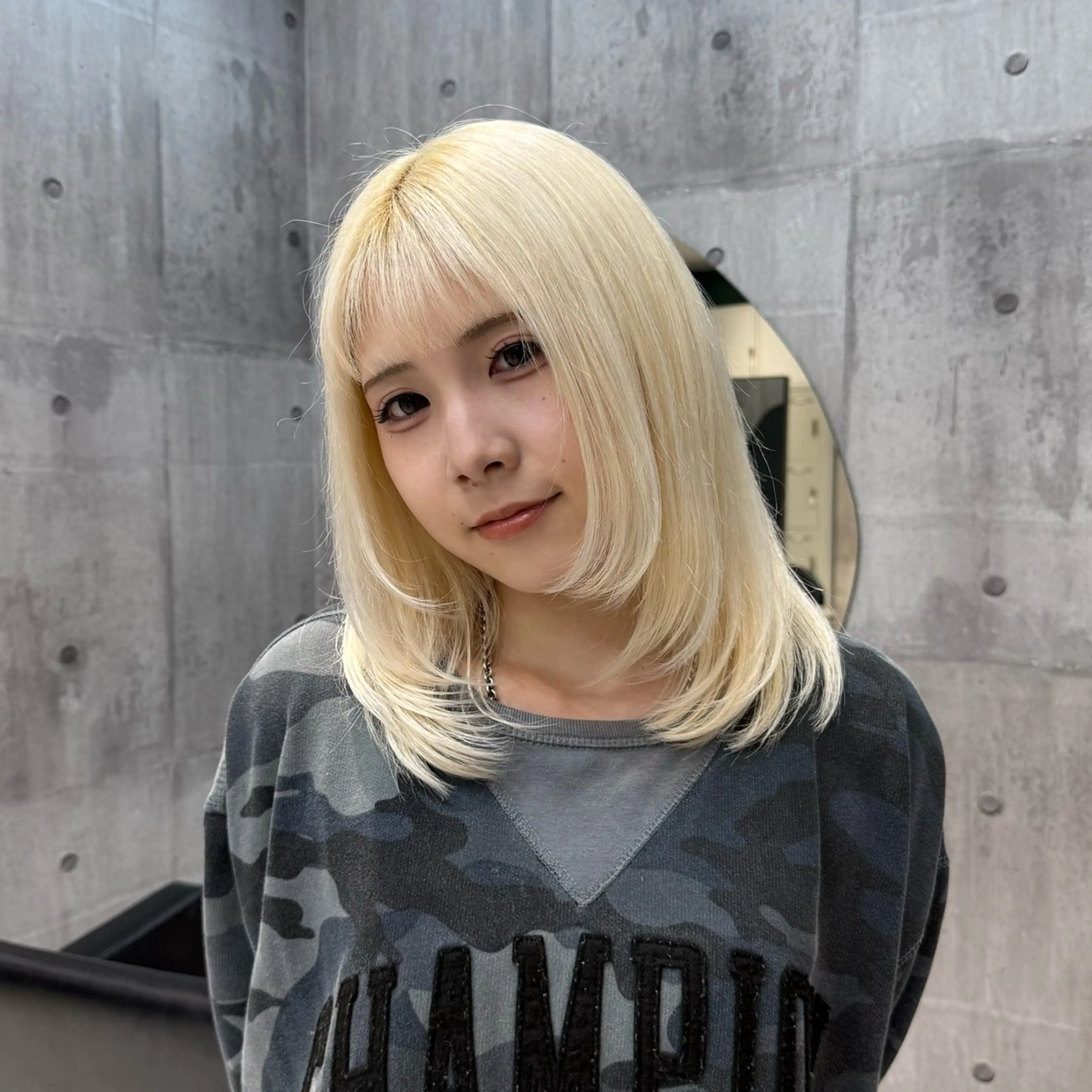 セミロング カラー ヘアアレンジ ベージュカラー ブリーチ ブロンド デザインカラー ミルクティーベージュ ヘアカラー 【🥀履歴修正🥀】 ハイトーン職人/拓真のヘアスタイル